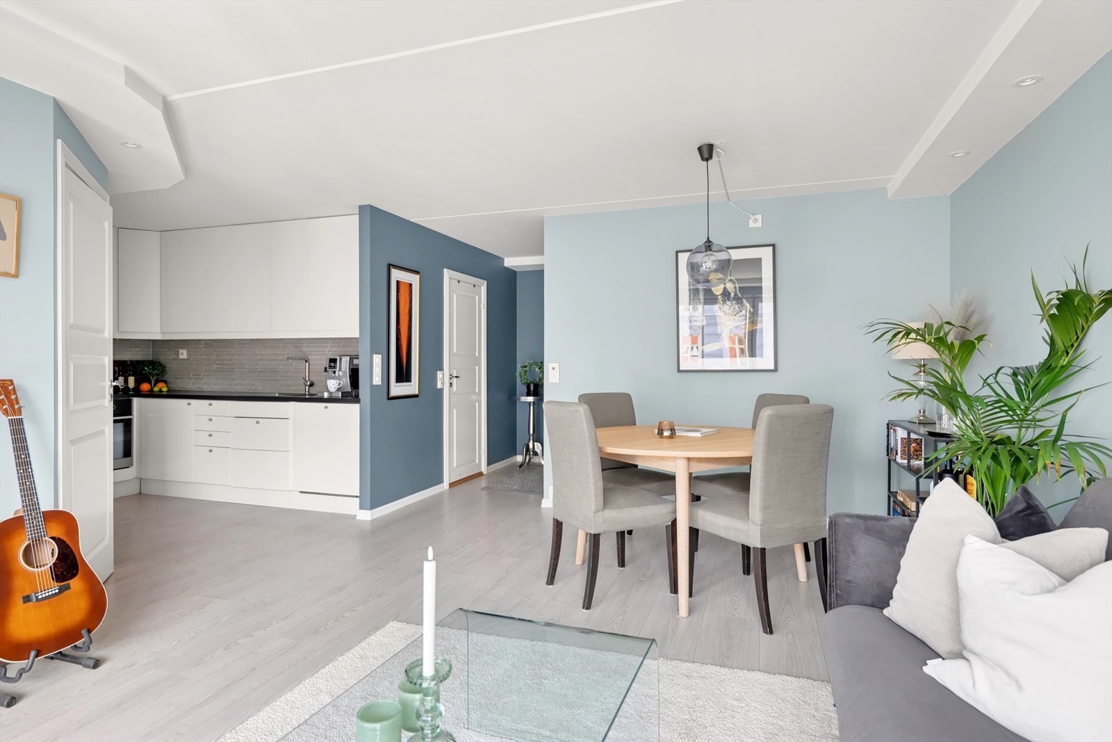 Kjøkkenet ligger i en delvis åpen løsning mot stuen, men akkurat nok skjermet til at oppvasken ikke plager deg for mye Galleribilde