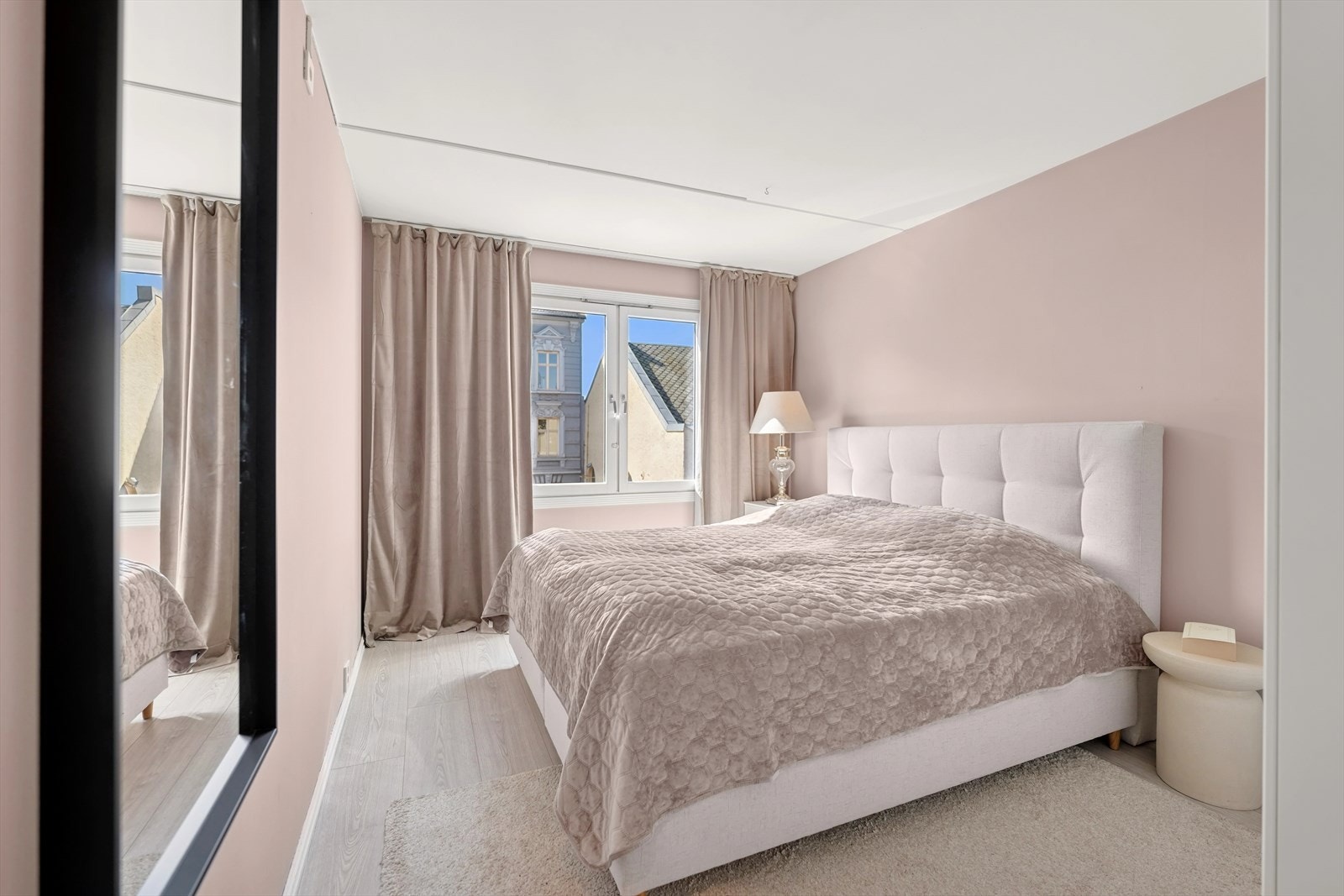 Soverommet er fint malt i en lun farge og har godt med lys Galleribilde