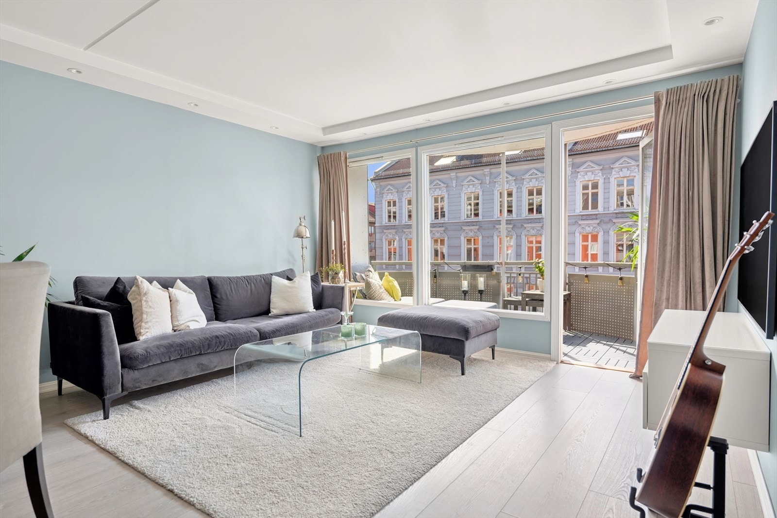 Du får godt med sollys inn i leiligheten på grunn av de store vinduene og retningen leiligheten vender Galleribilde