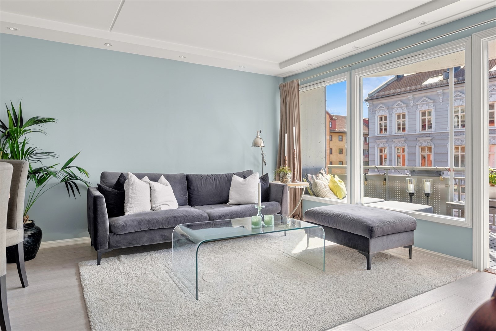 Stuen er nydelig malt og har god plass til sofagruppe Galleribilde