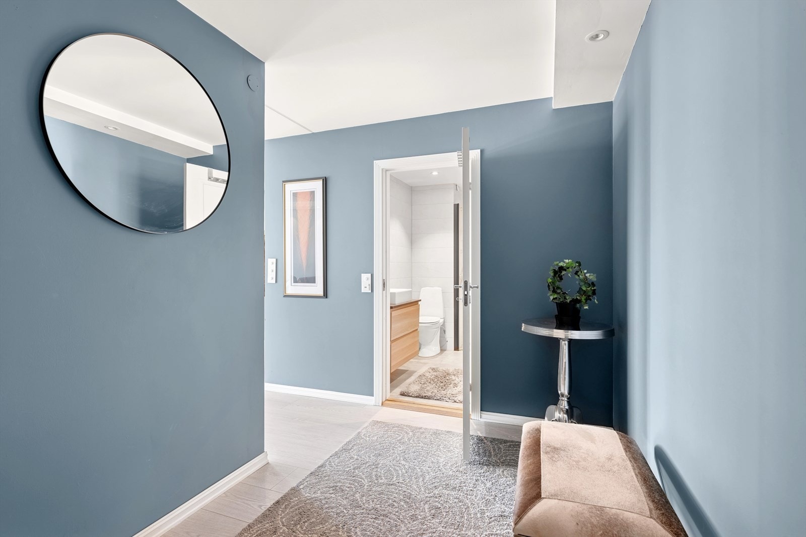 Her får du en leilighet med god plass i entréen og praktisk flislagt gulv! Galleribilde