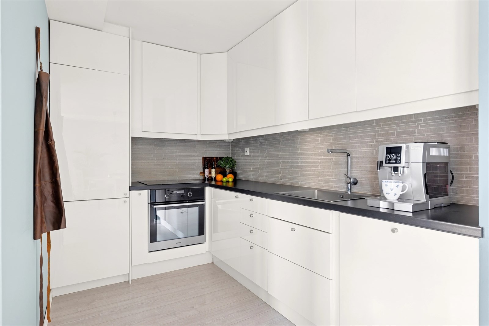 Her har du godt med skapplass fra gulv til tak og fine overflater på skapdørene Galleribilde