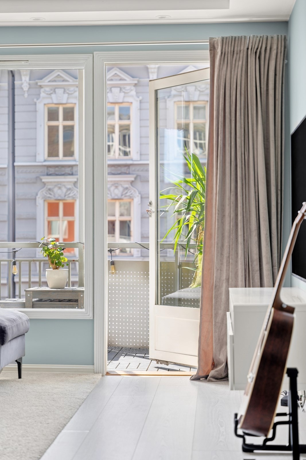 Fra stuen har du utgang til leilighetens balkong Galleribilde