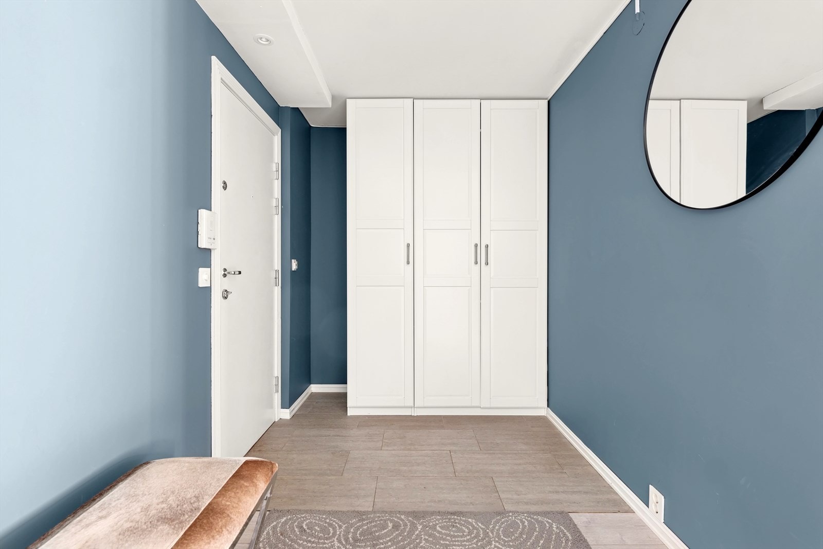 Medfølgende garderobeskap i entré som holder angen ryddig og velholdt Galleribilde