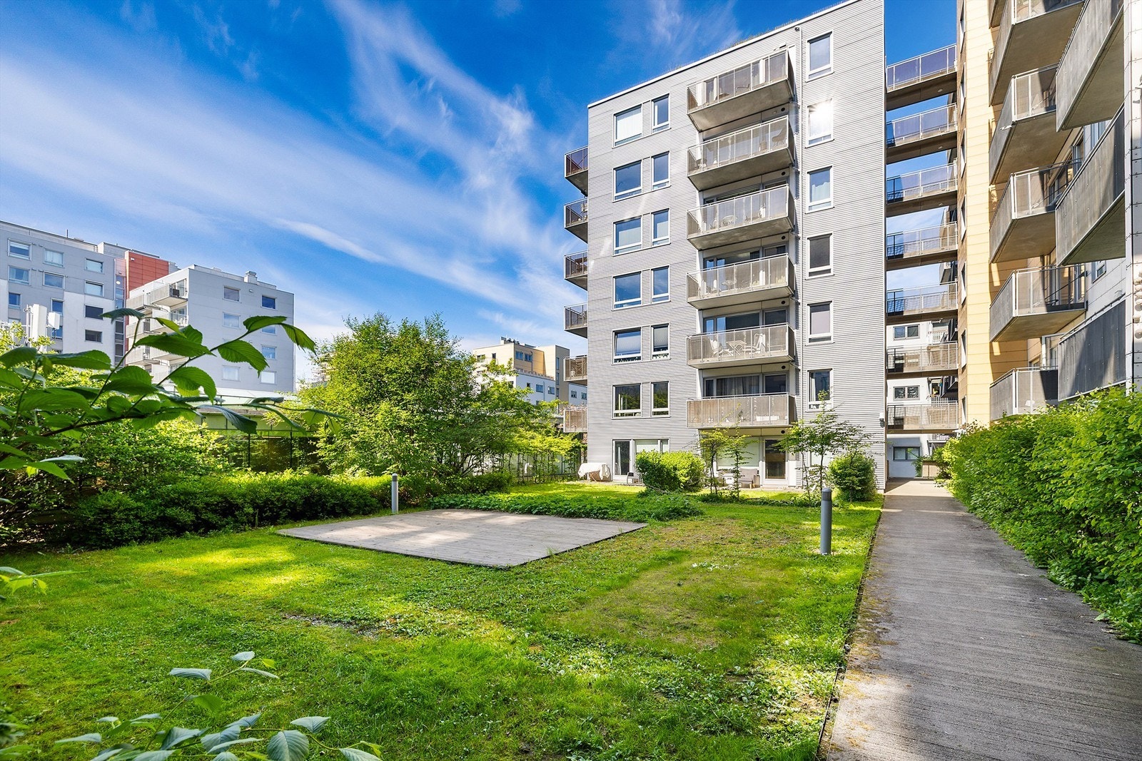 Hyggelig fellesområde opparbeidet med blant annet internveier, plenarealer, busker og trær. Galleribilde