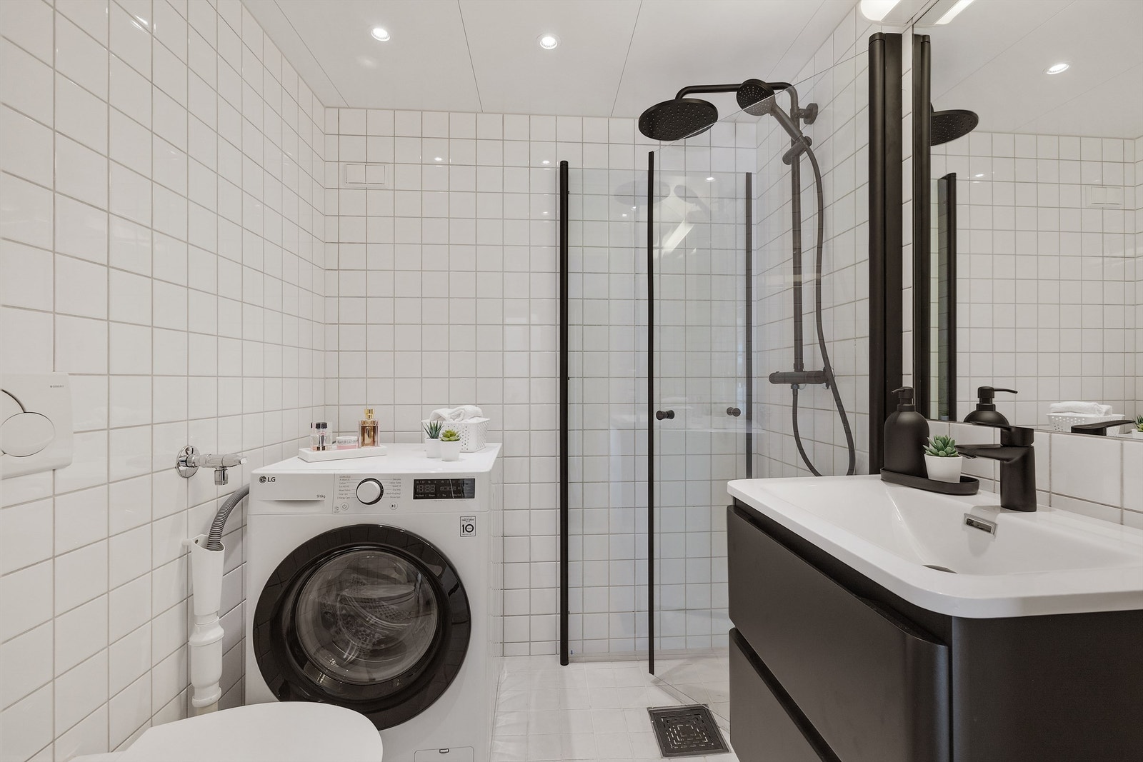 Pent flislagt bad fra byggeår med oppgraderinger i 2025. Galleribilde