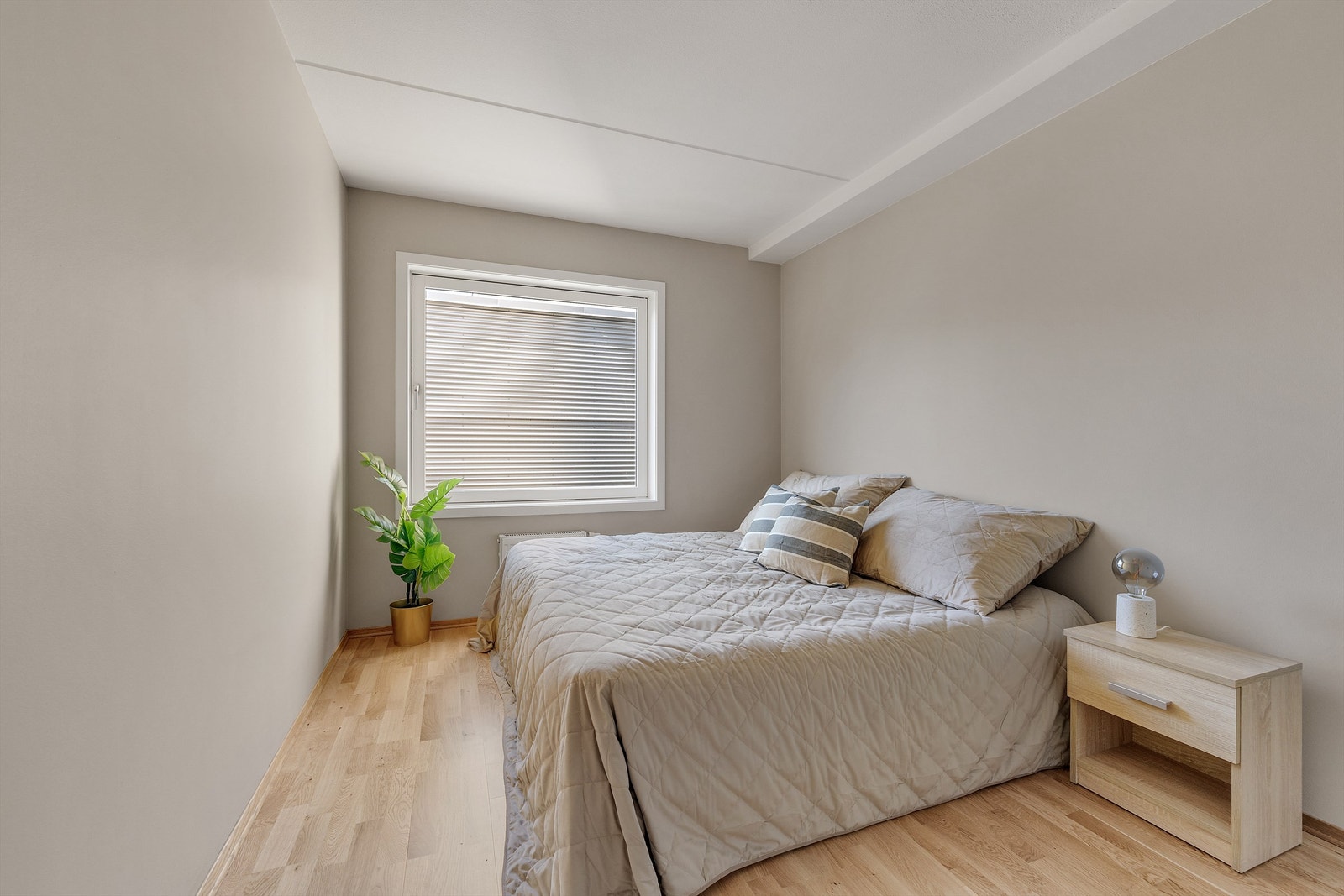 Lunt og romslig hovedsoverom med god plass til dobbeltseng og tilhørende nattbord. Galleribilde