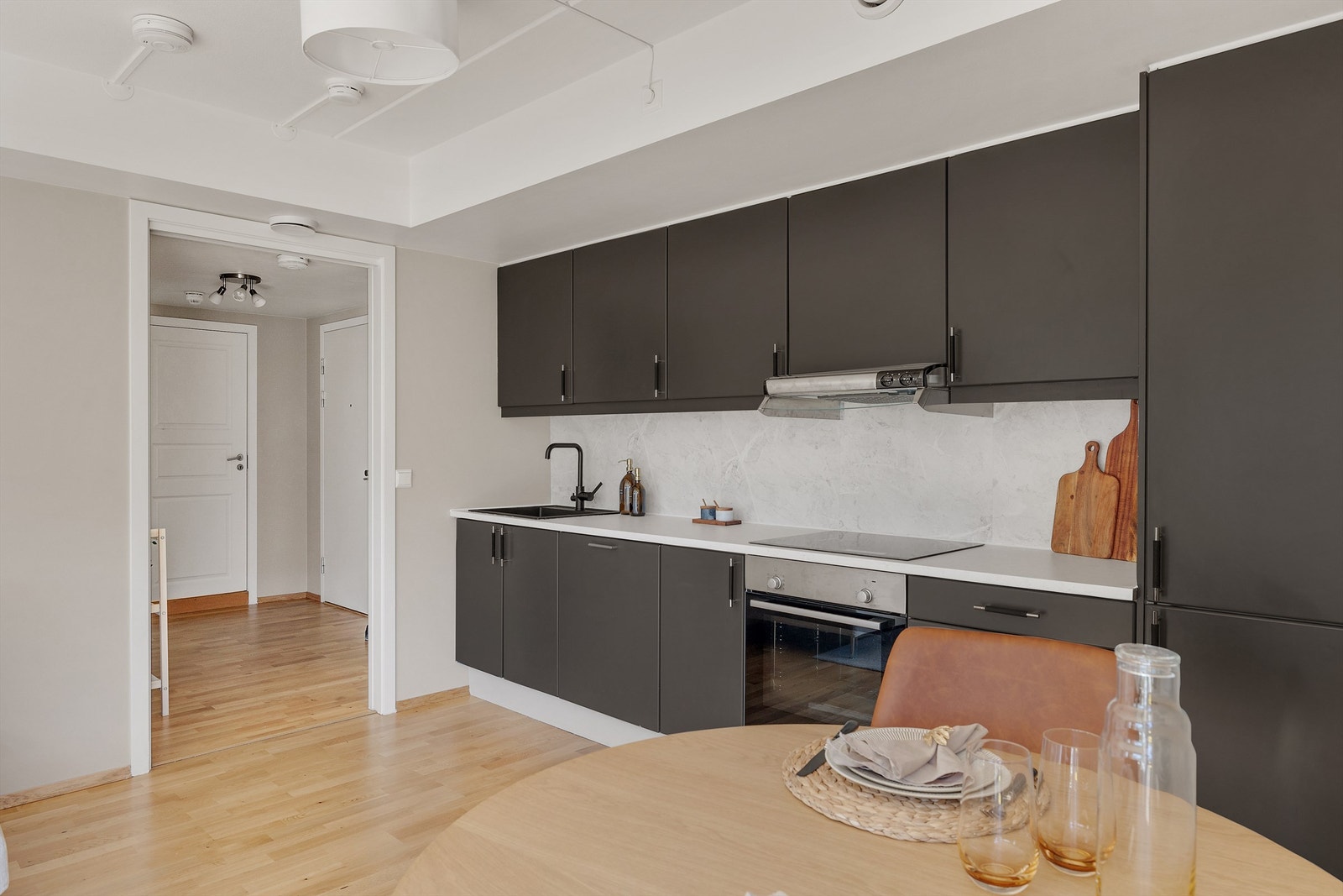 God plass til oppbevaring av kjøkkenredskaper i store over -og underskap, samt gode arbeidsflater for matlaging. Galleribilde