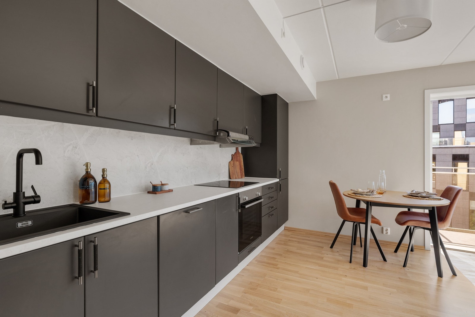 Integrert hvitevarer som komfyr, nedfelt induksjon samt kjøle/fryseskap medfølger. Galleribilde