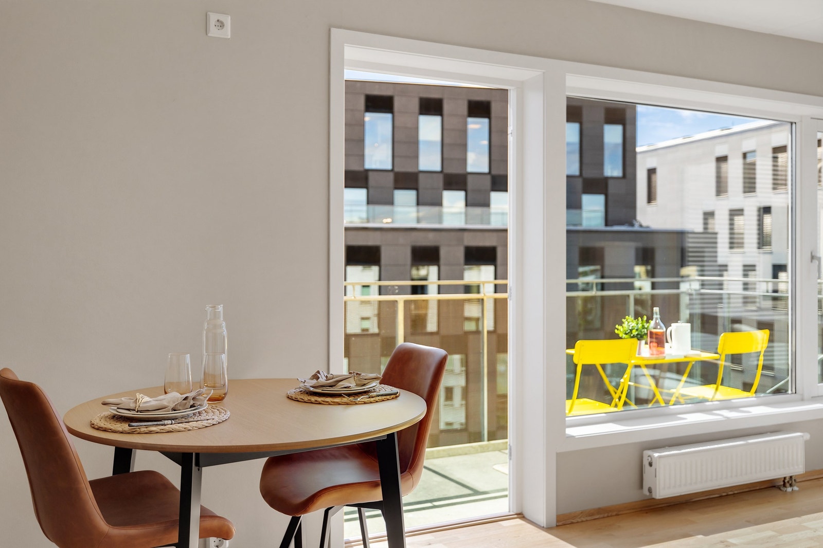 Fra stuen er det utgang til en romslig balkong. Galleribilde