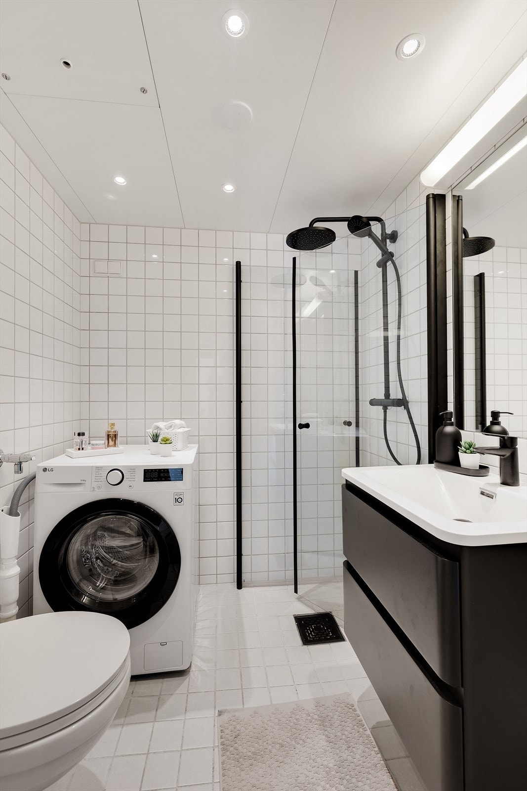 Opplegg for vaskemaskin på badet. Galleribilde