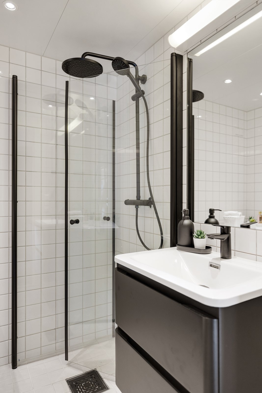 Badet er oppgradert i 2025 med bl.a. nytt servantskap, servant, armatur, dusjdører, dusjbatteri og slukrist. Galleribilde