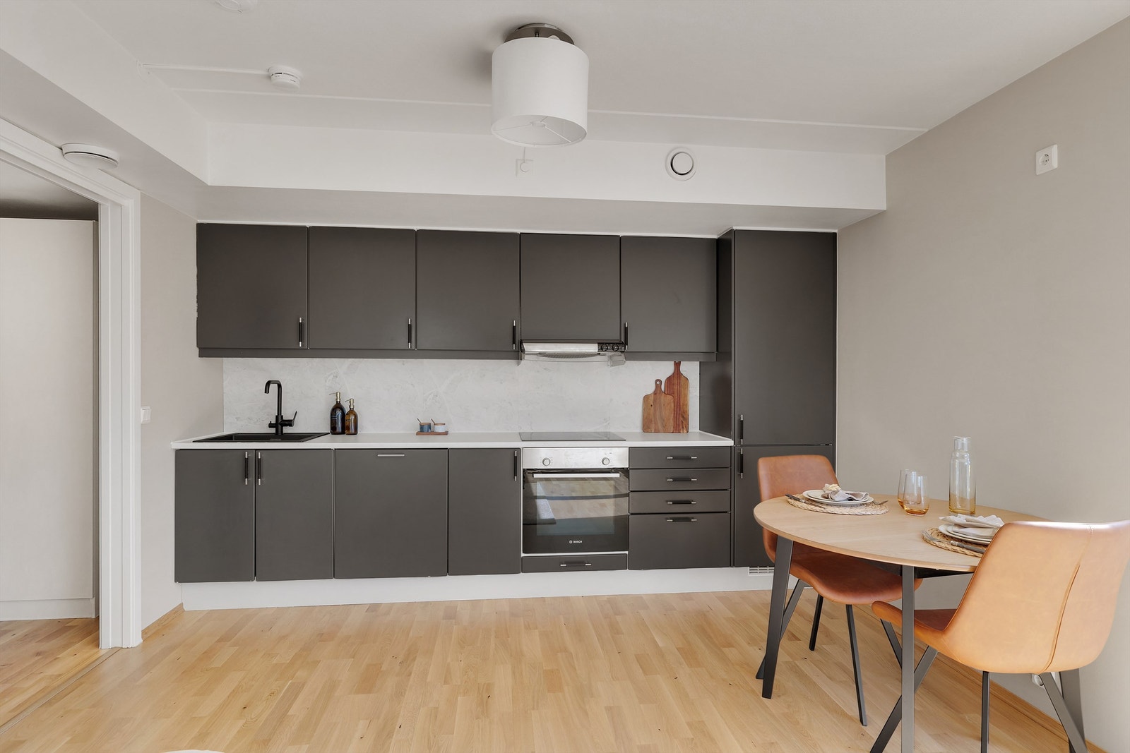 God plass til spisebord for flere gjester i tilknytning til kjøkkenet. Galleribilde