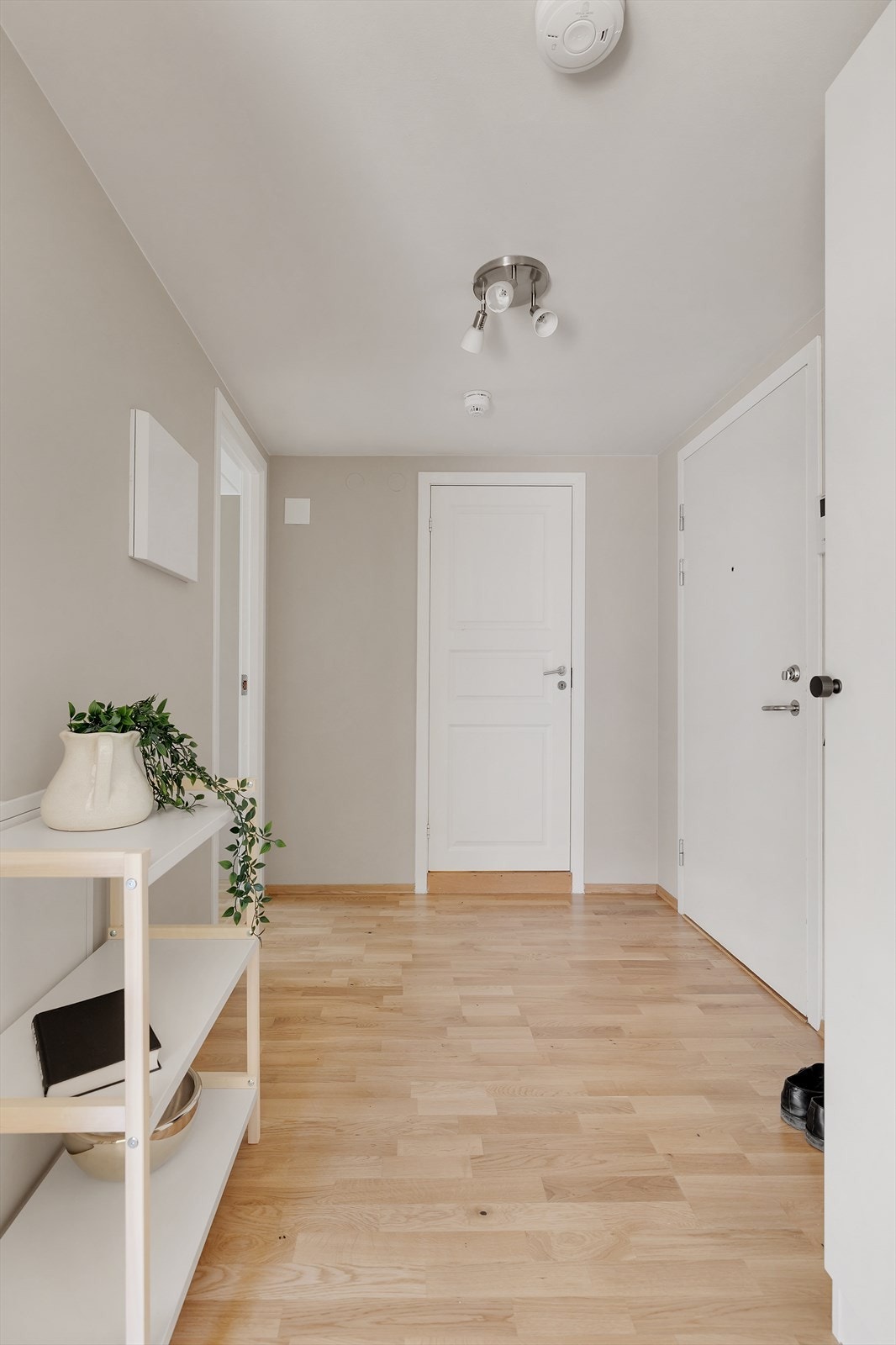 Innbydende og romslig entré med god plass til å sette fra seg sko, og henge fra seg ytterklær. Galleribilde