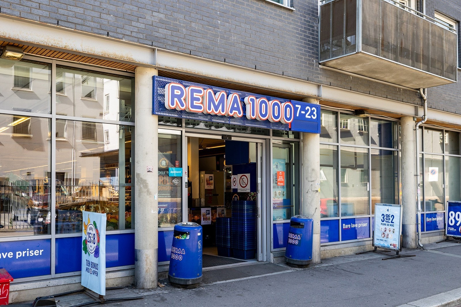 Daglighandelen kan gjøres på Rema 1000 Trelastgården og ligger vegg i vegg med leiligheten. Galleribilde