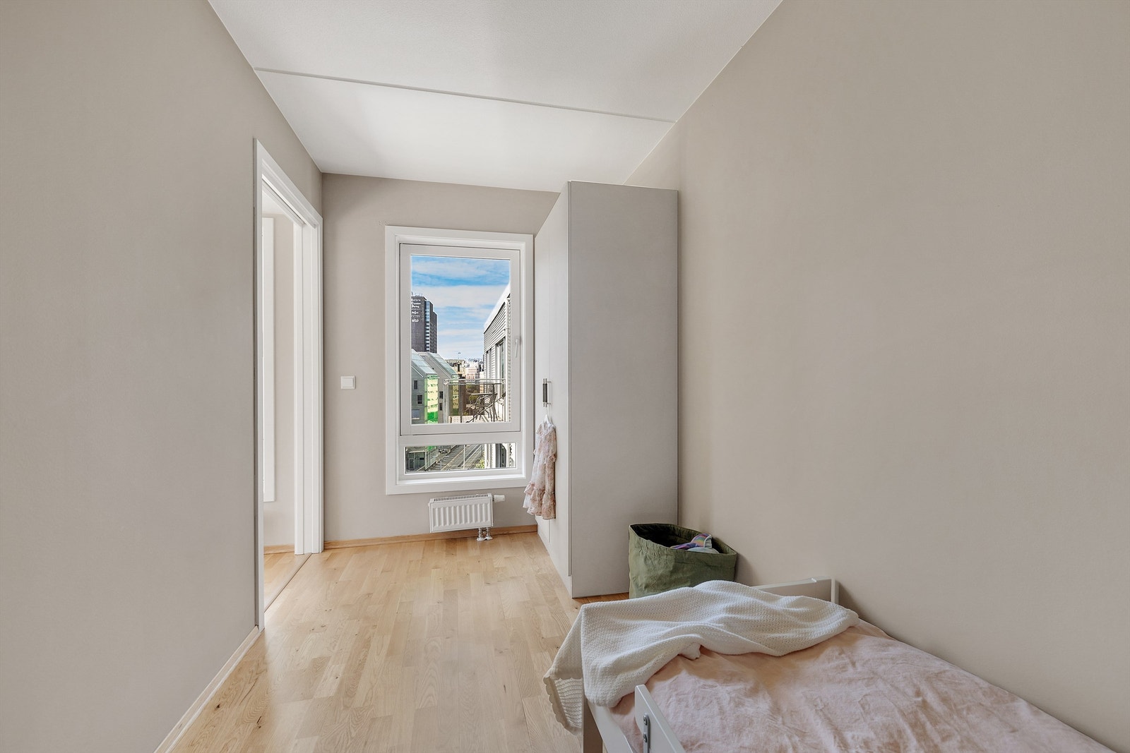 Garderobeskap på soverommet for oppbevaring av klær. Galleribilde