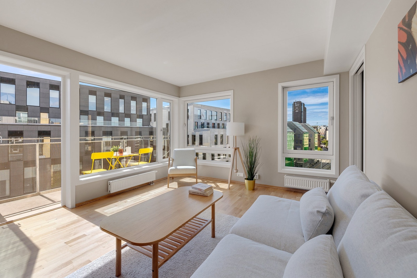 Her har du store vindusflater som gir rikelig med naturlig dagslys. Galleribilde