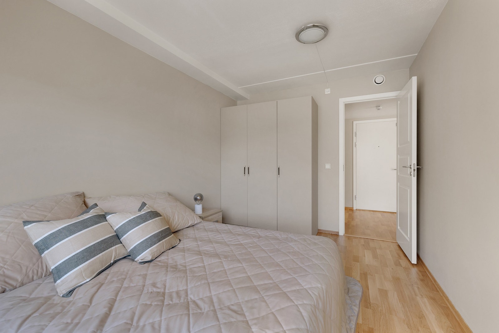 God plass til oppbevaring av klær i garderobeskap. Galleribilde