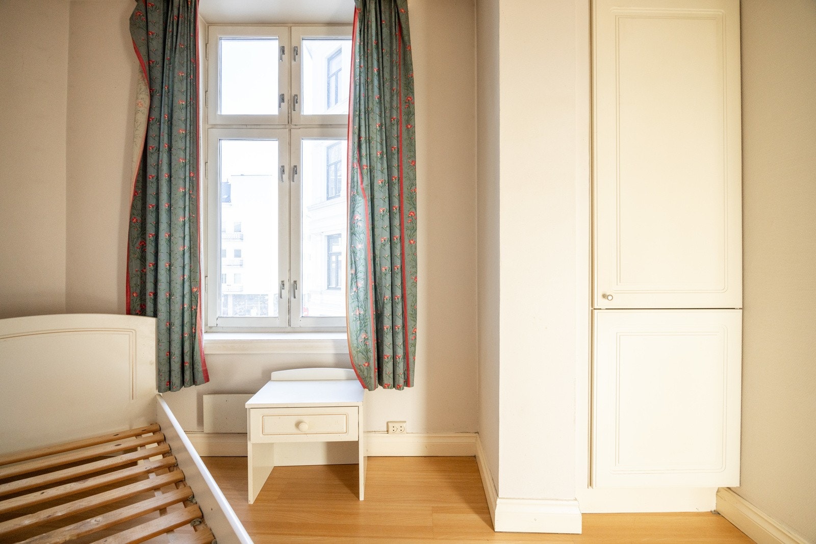 Rommet har et vindu som slipper inn naturlig lys Galleribilde