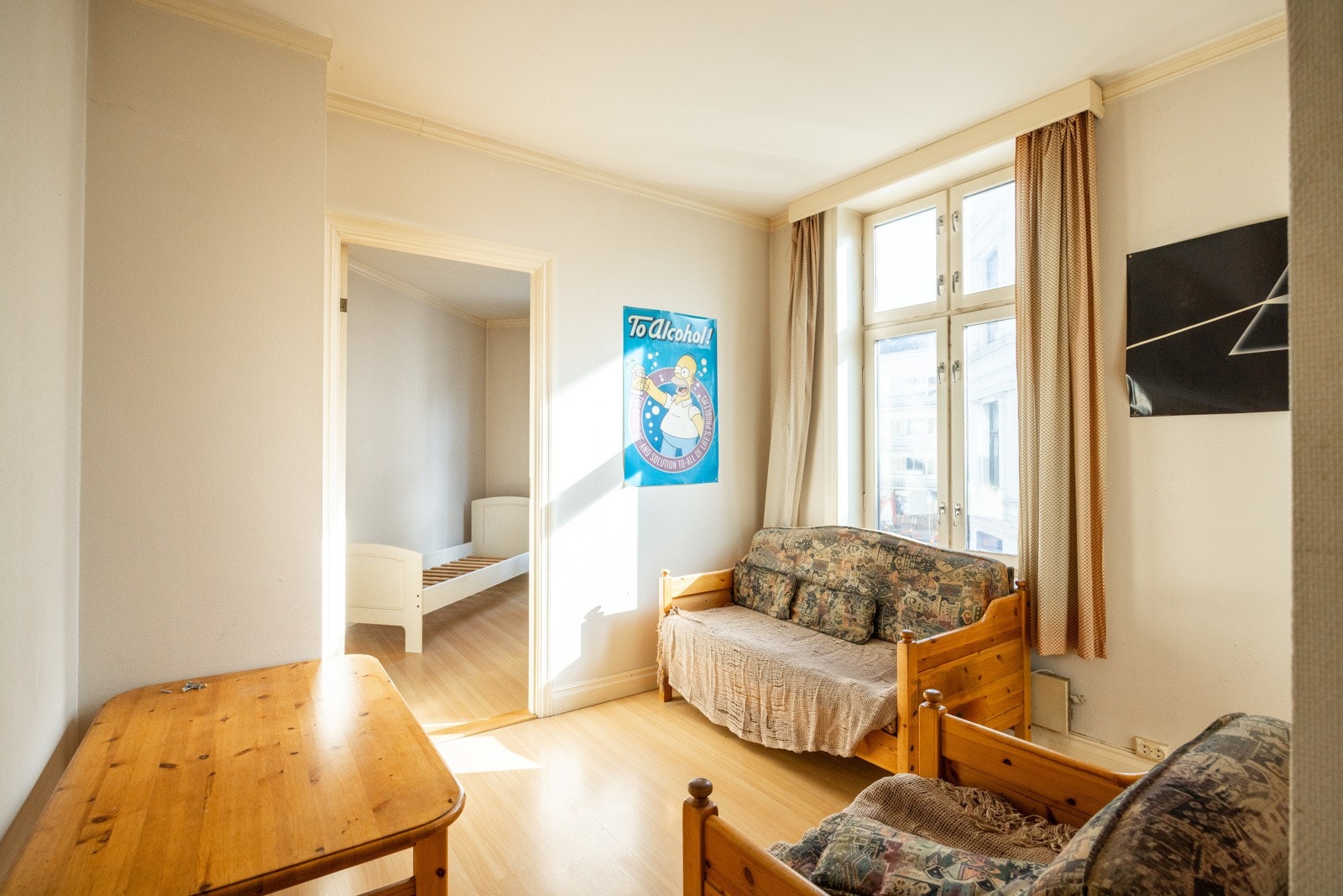 Stuen har plass til sofa og oppbevaringsløsninger Galleribilde