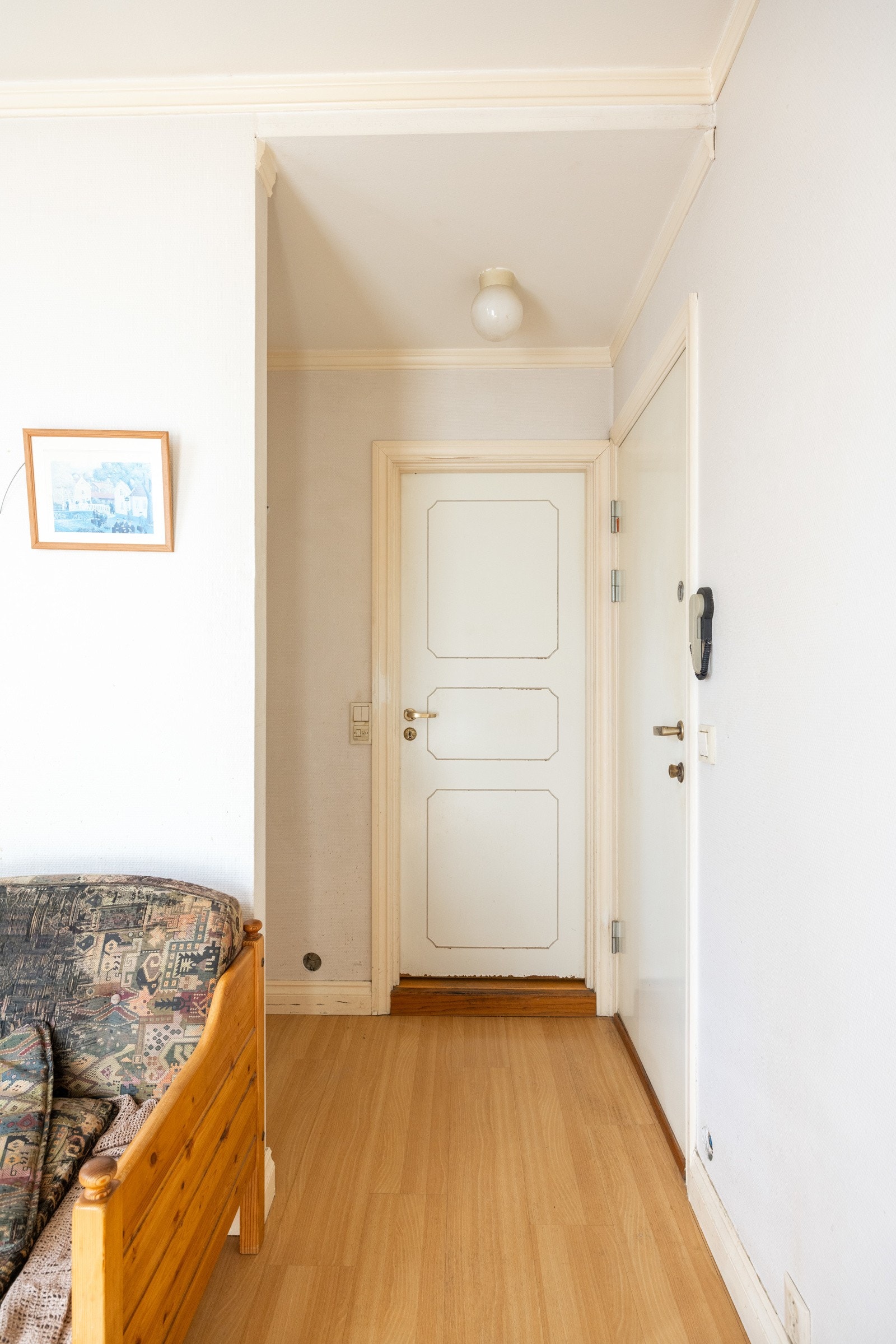 I entréen er det gode muligheter for plassbygde løsninger som kan utnytte takhøyden Galleribilde