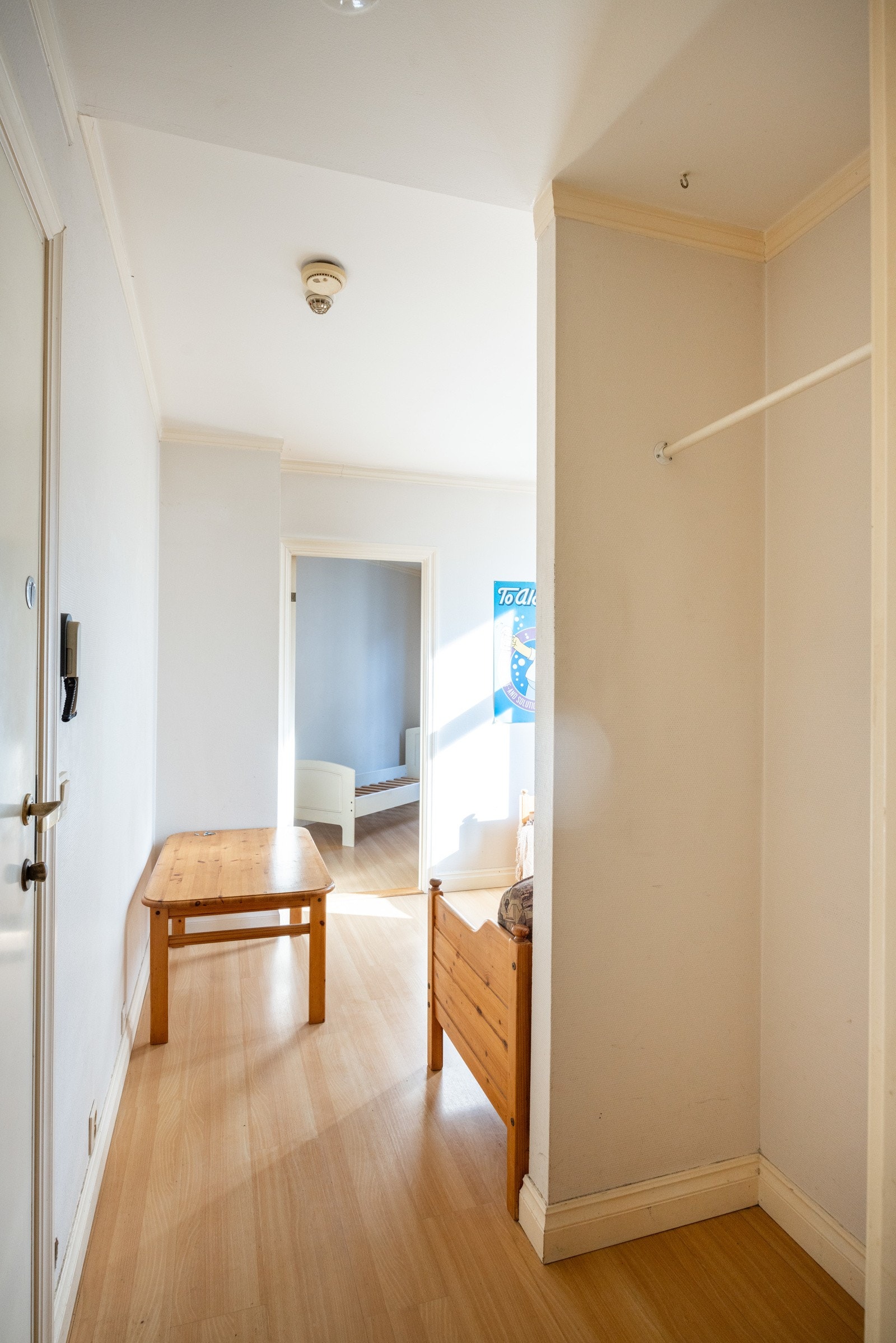 En liten og funksjonell entré som gir adkomst til leilighetens øvrige rom Galleribilde