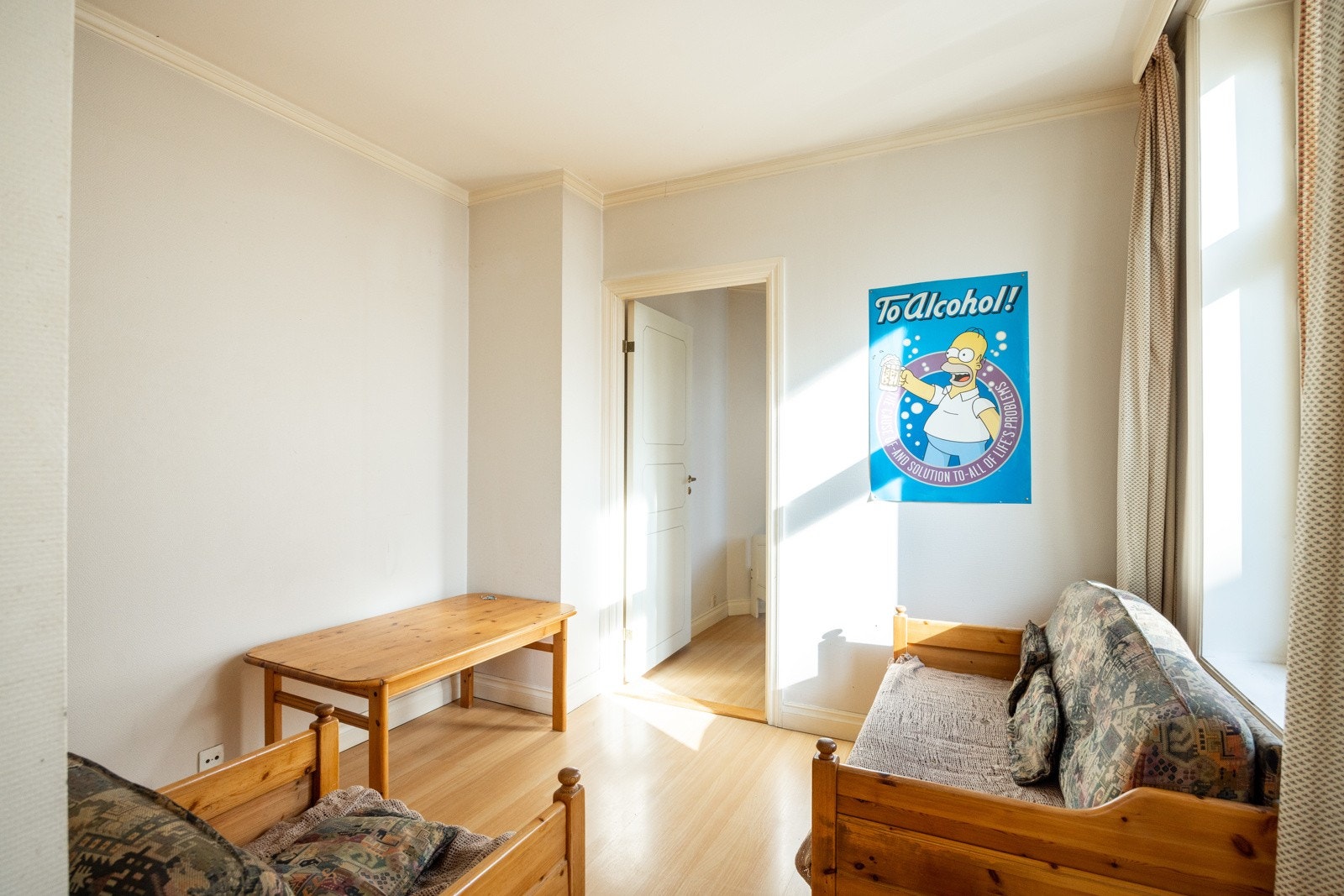 Lys og kompakt stue med potensiale for en lun og koselig oppholdsplass Galleribilde