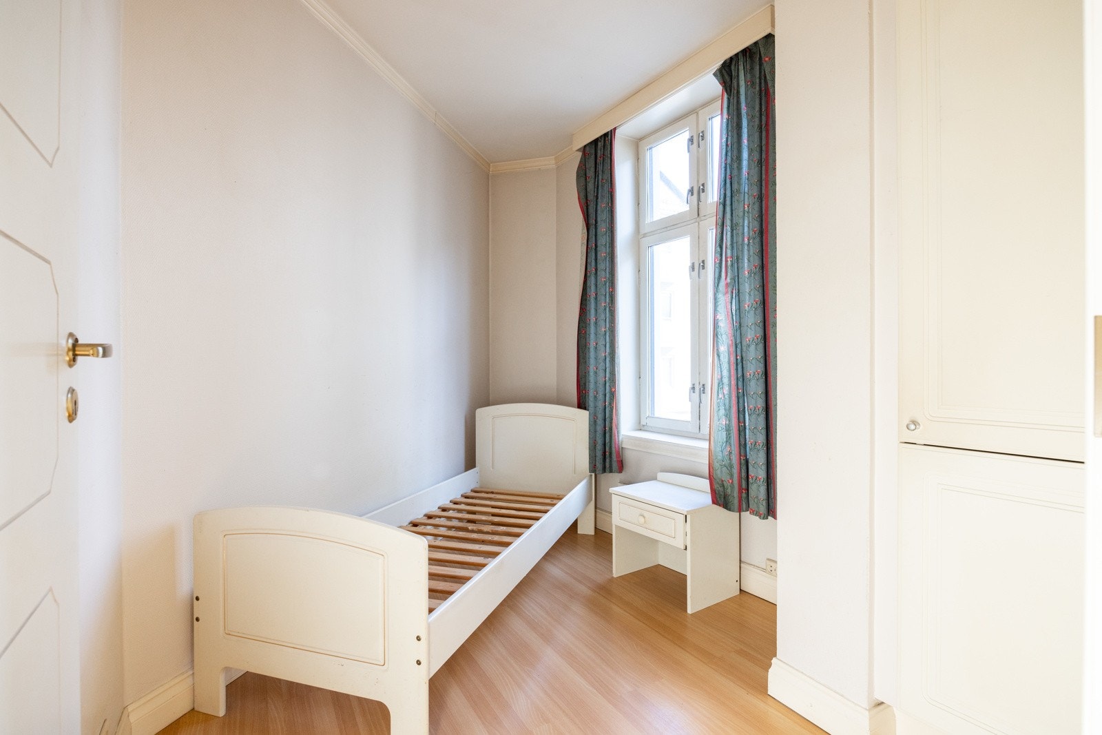 Et lite, men skjermet soverom med plass til enkeltseng og oppbevaring Galleribilde