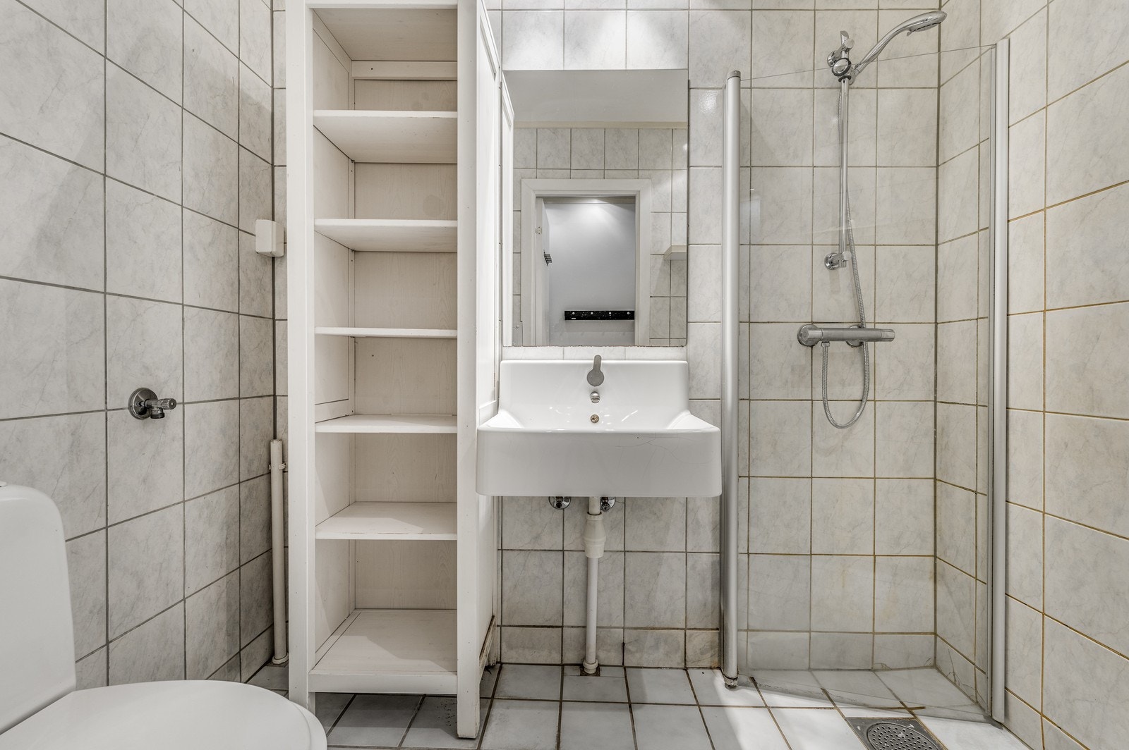 Flislagt bad med opplegg til vaskemaskin Galleribilde