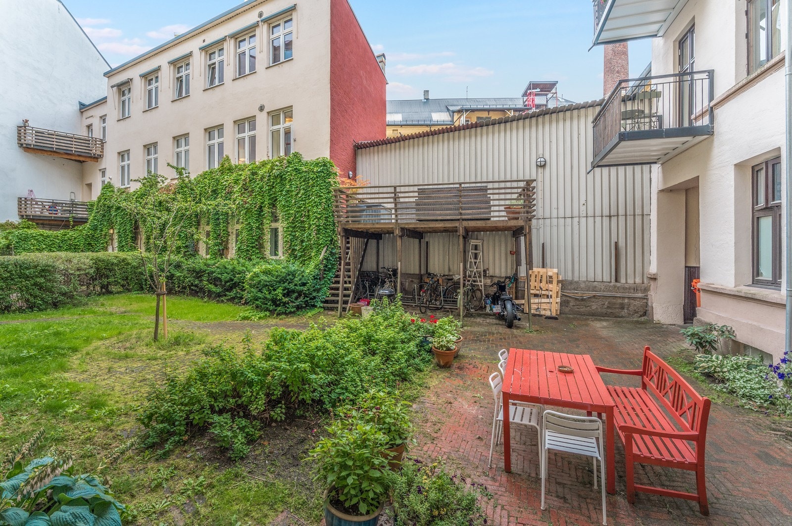 Hyggelig bakgård med flere sittegrupper Galleribilde