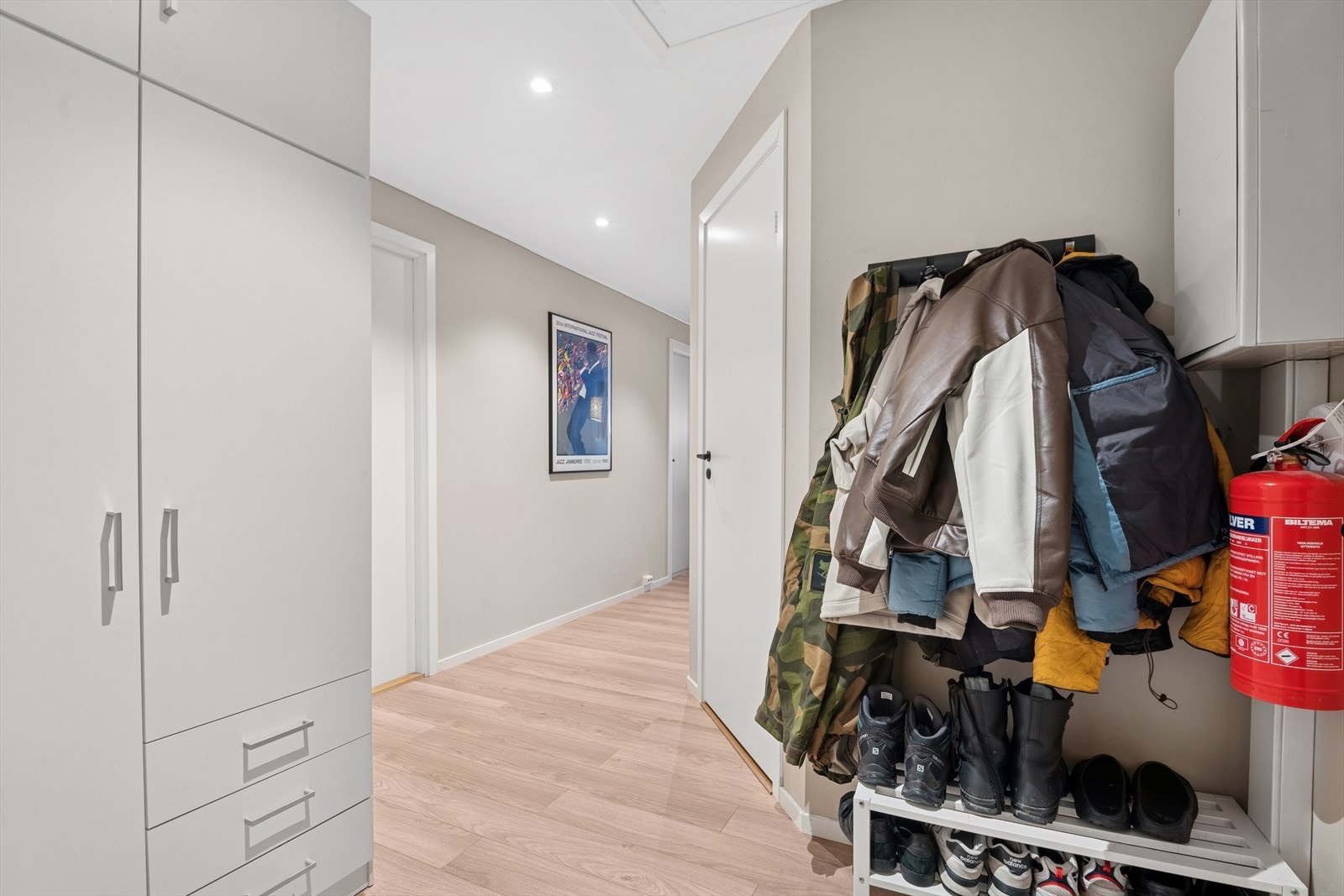 Her er det god plass til å henge fra seg yttertøy i både garderobe og på knaggrekke. Galleribilde