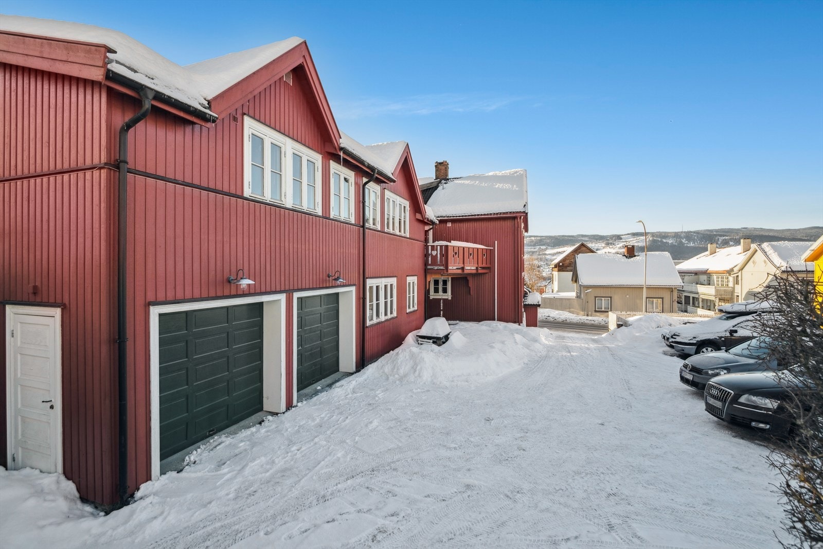 Denne leiligheten disponerer 2 p-plasser på sameiets gårdsplass. Galleribilde