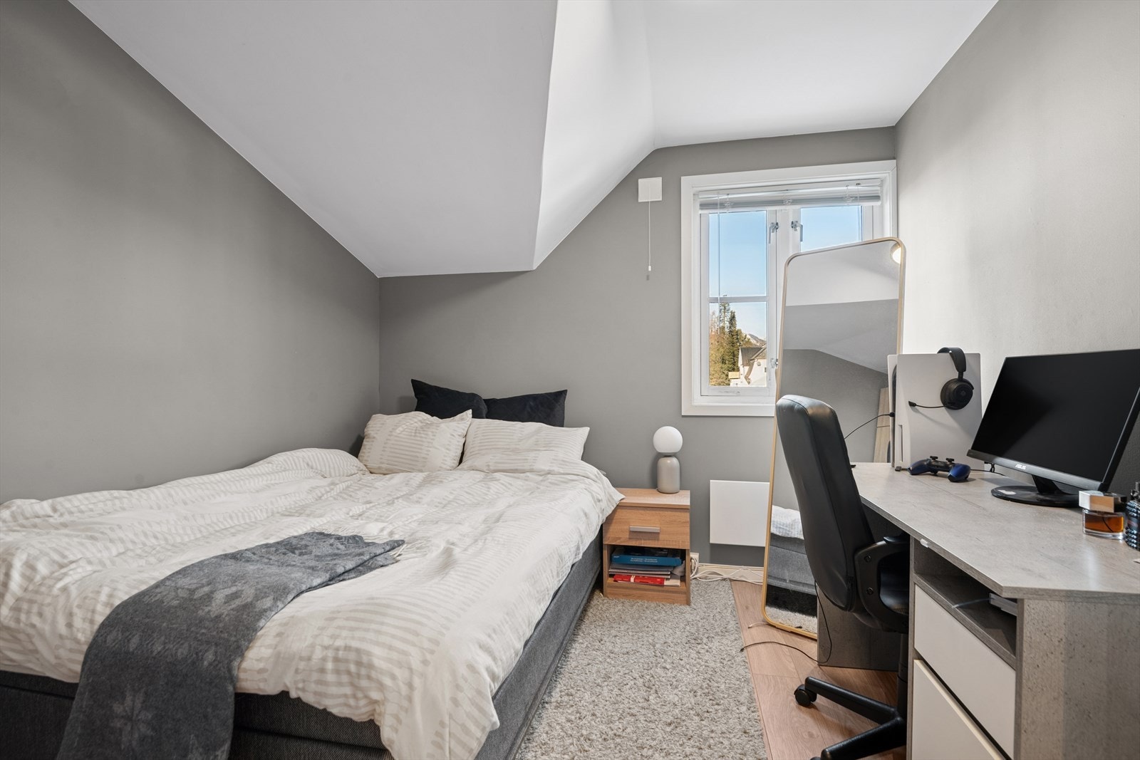 Soverommene har også plass til kontorpult. Galleribilde