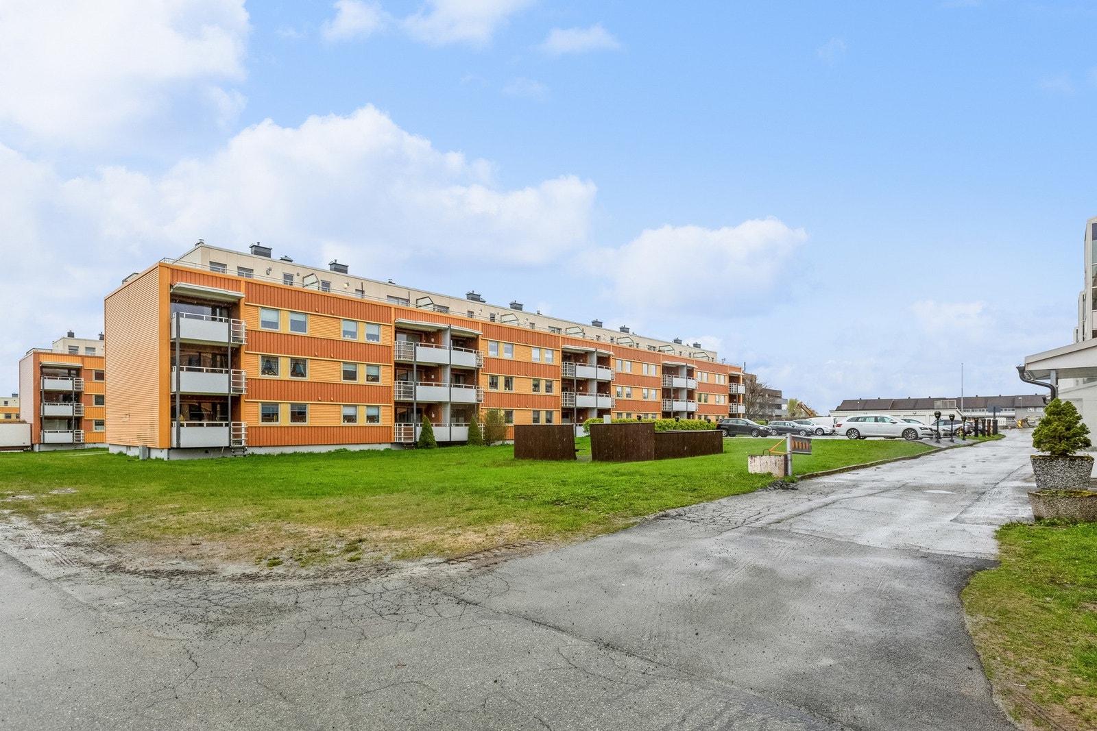 Velkommen til en populær 4-roms leilighet på Hallset. Leiligheten ligger i et ettertraktet område med kort avstand til det meste man trenger i hverdagen. Galleribilde