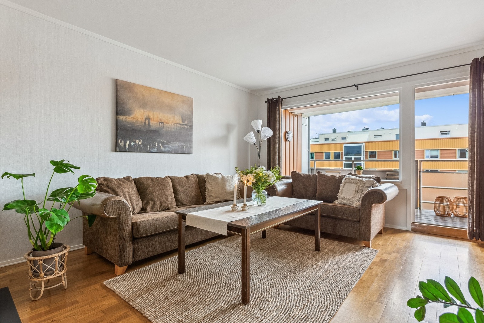 Stuen kan enkelt innredes med stor sofa og annet tilhørende møblement. Galleribilde