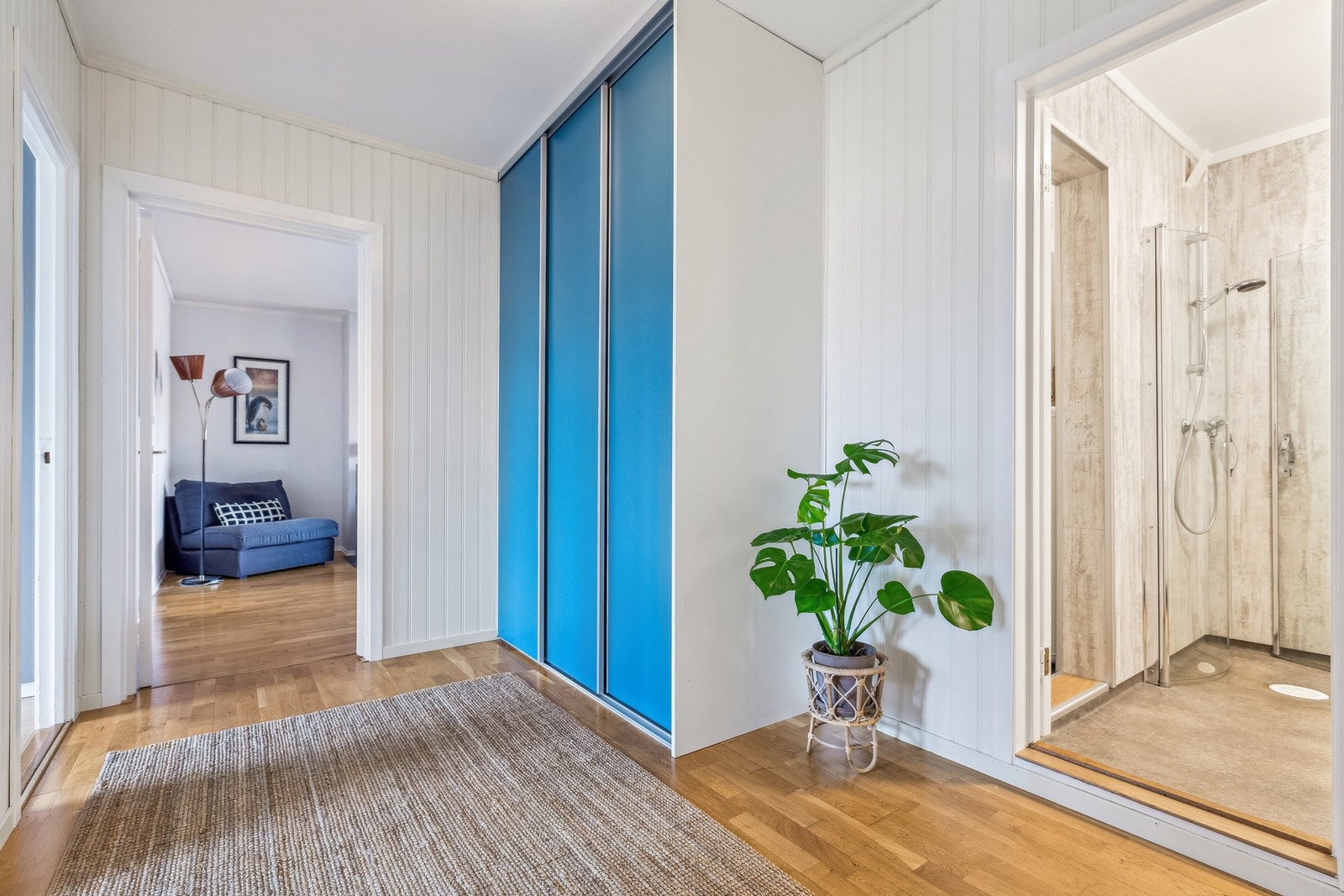 Velkommen inn! Entréen måler 7 kvm og har god plass til garderobeskap som gir mye oppbevaringsplass. Galleribilde