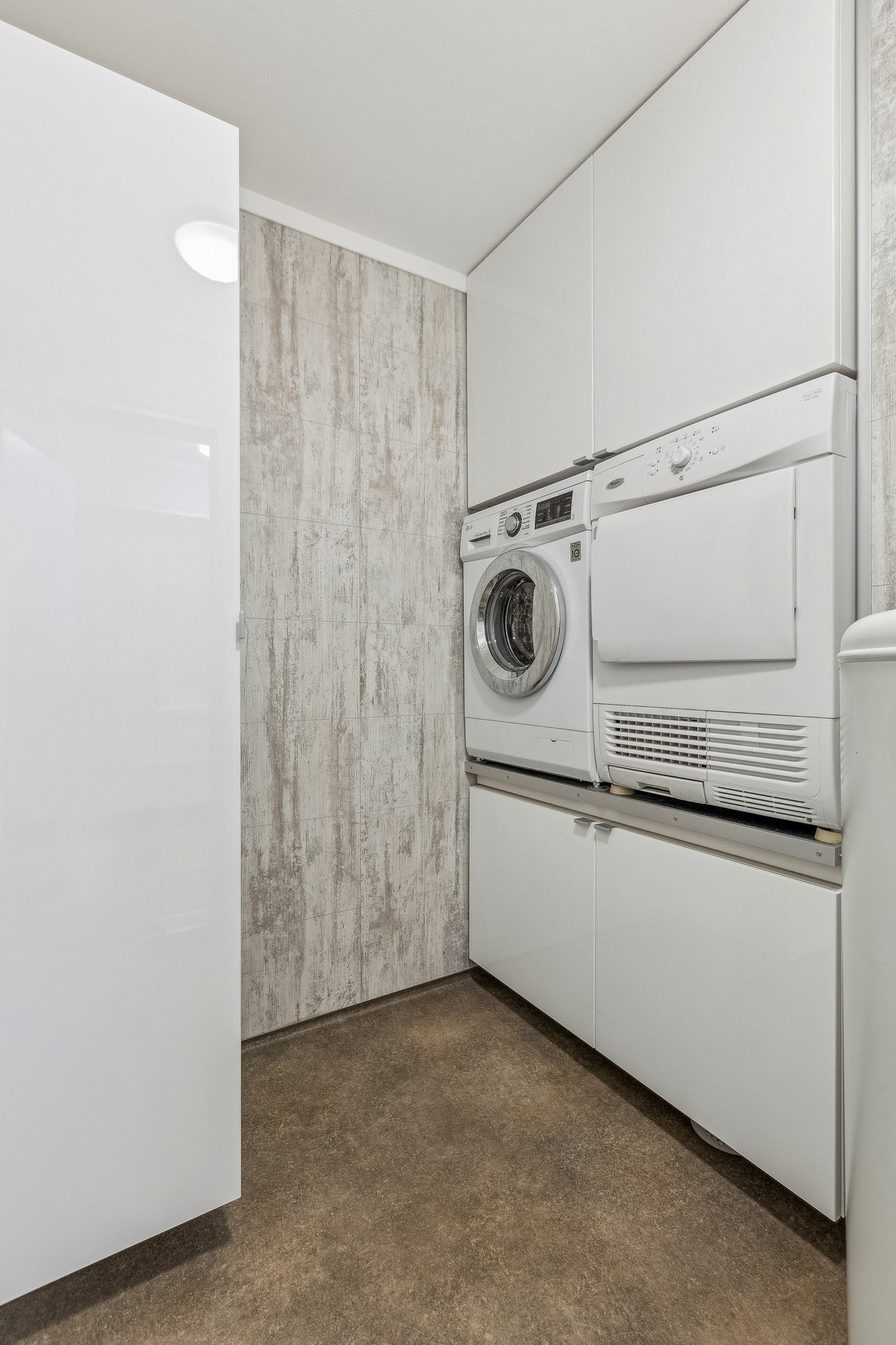 Praktisk vaskerom som er delvis adskilt fra badet. Her får du opplegg for vaskemaskin og en varmtvannsbereder som er plassert i hjørne. Galleribilde