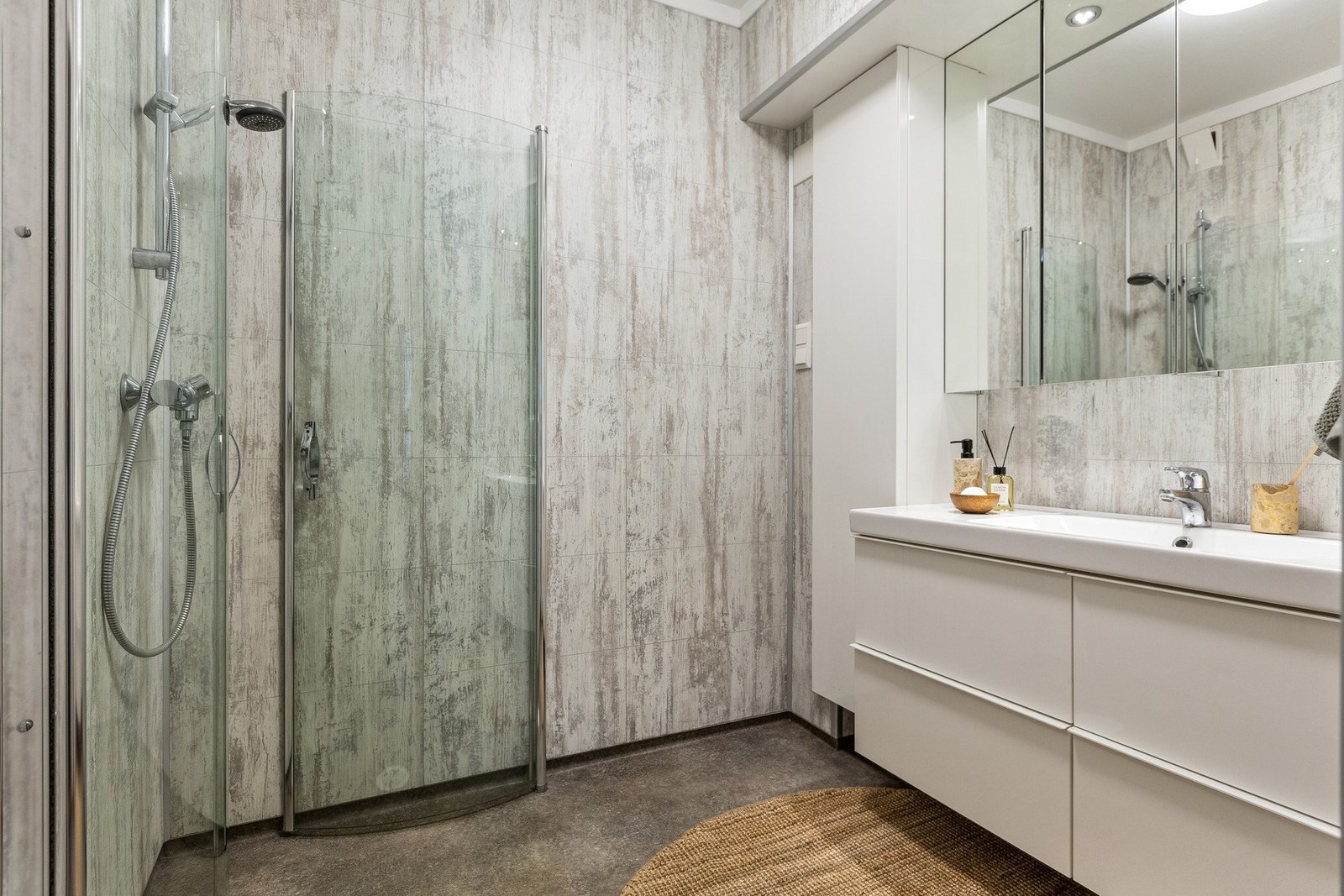 Badet/vaskerommet ble oppgradert i 2014 og er utstyrt med gulvvarme. Galleribilde