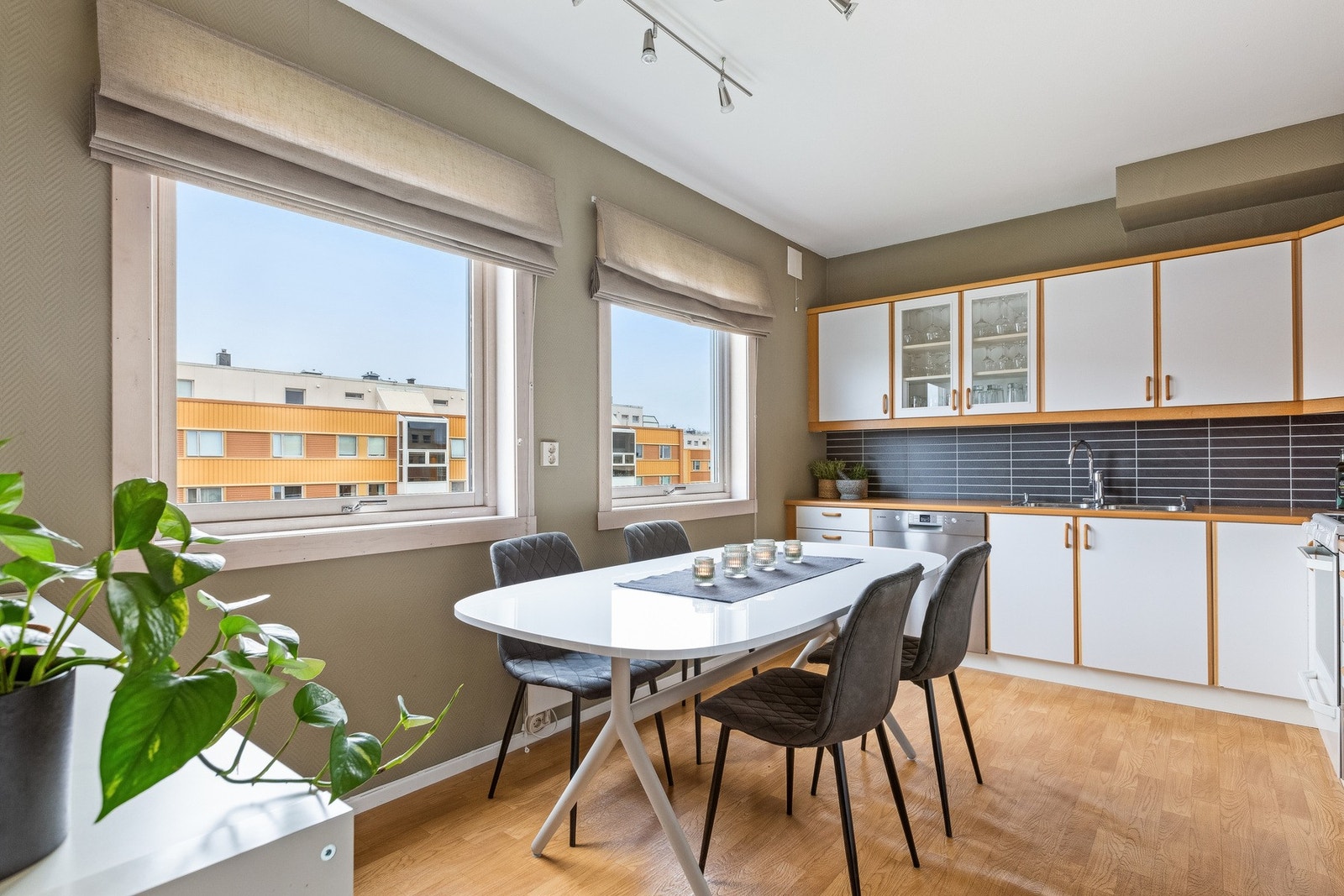 De store vindusflatene på kjøkkenet gir rikelig med naturlig lysinnslipp. Galleribilde
