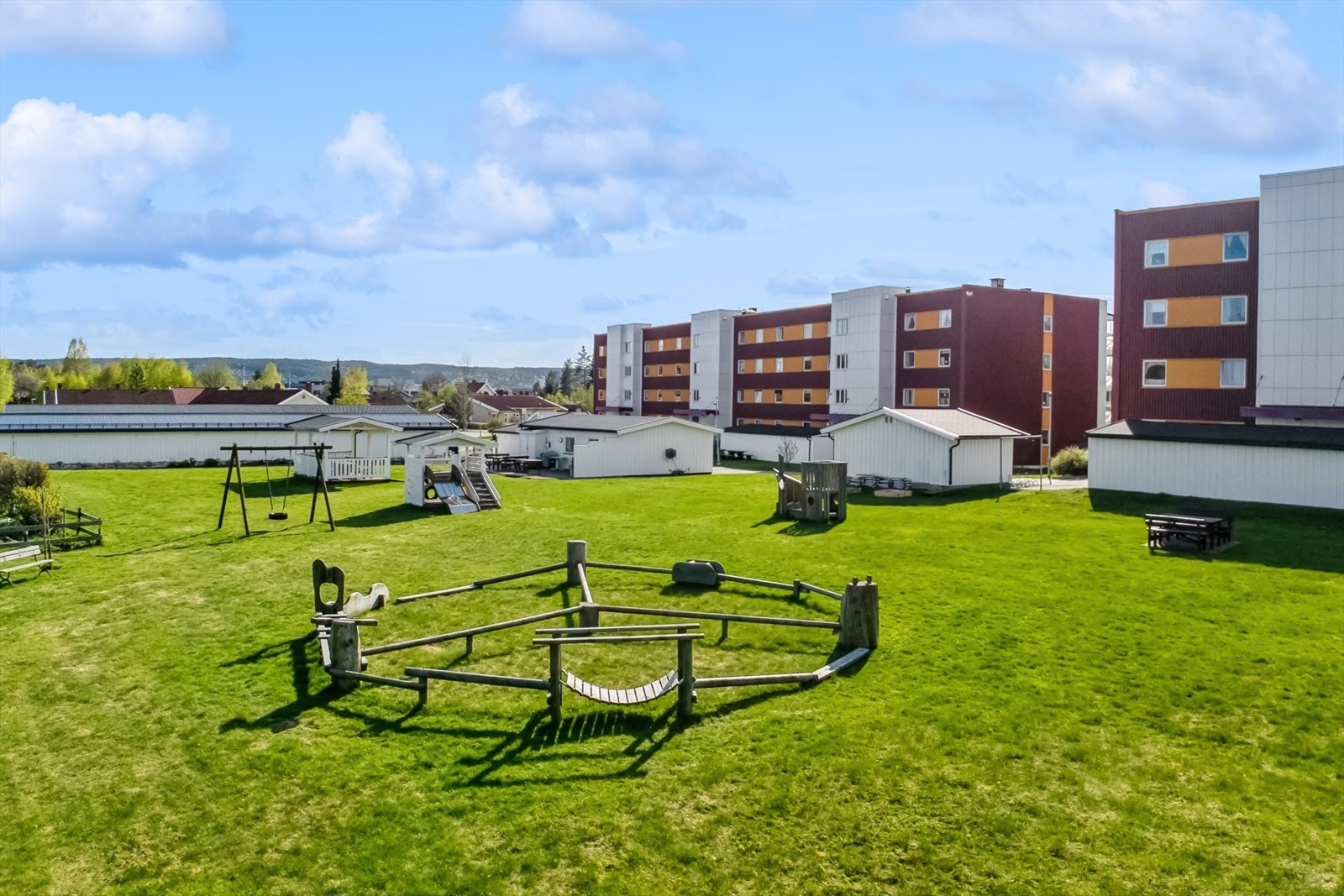 Fint uteområde med blant annet lekeplass. Galleribilde