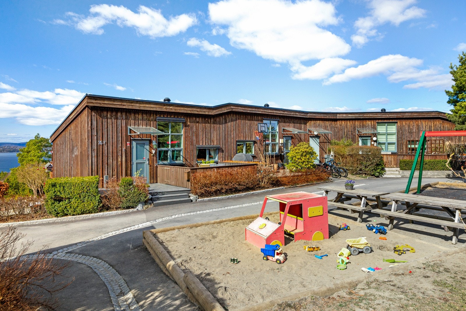 Omgivelsene er ideelle for barnefamilier - her bor det barn i alle aldre, det er gode oppvekstsvilkår og et hyggelig bomiljø Galleribilde