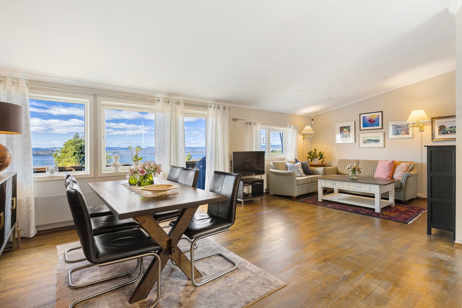 Romslig stue med flere møbleringsmuligheter. Her var det opprinnelig et tredje soverom Galleribilde