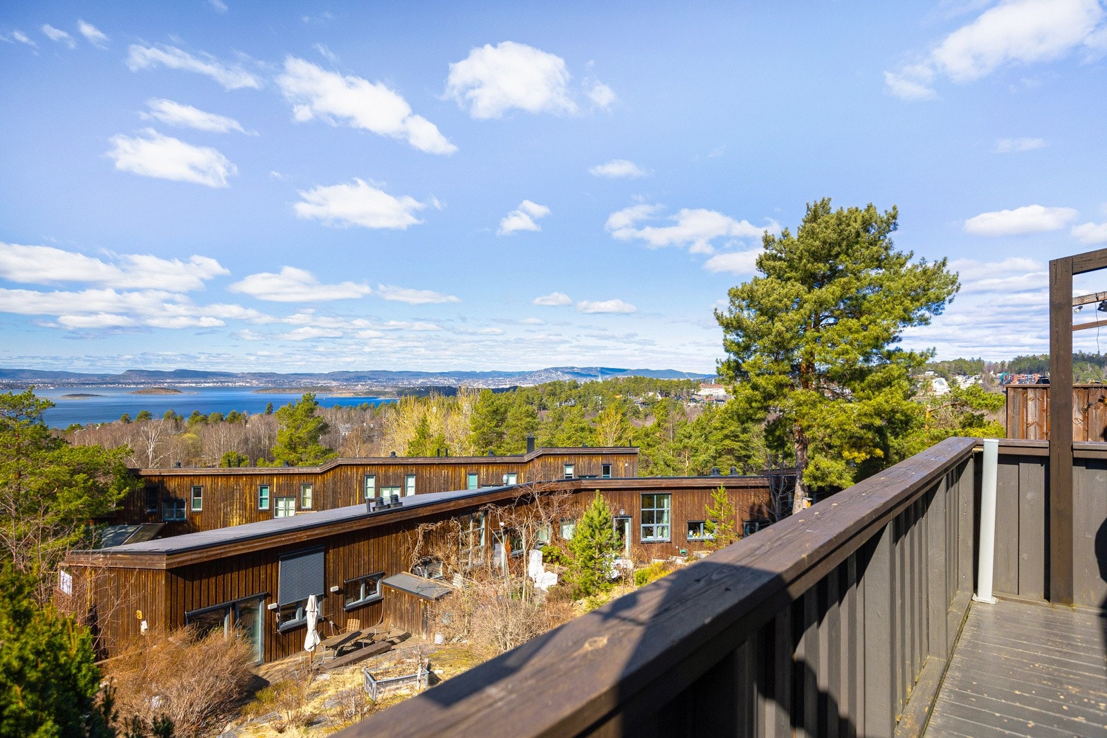 Utsikt fra solrik balkong Galleribilde