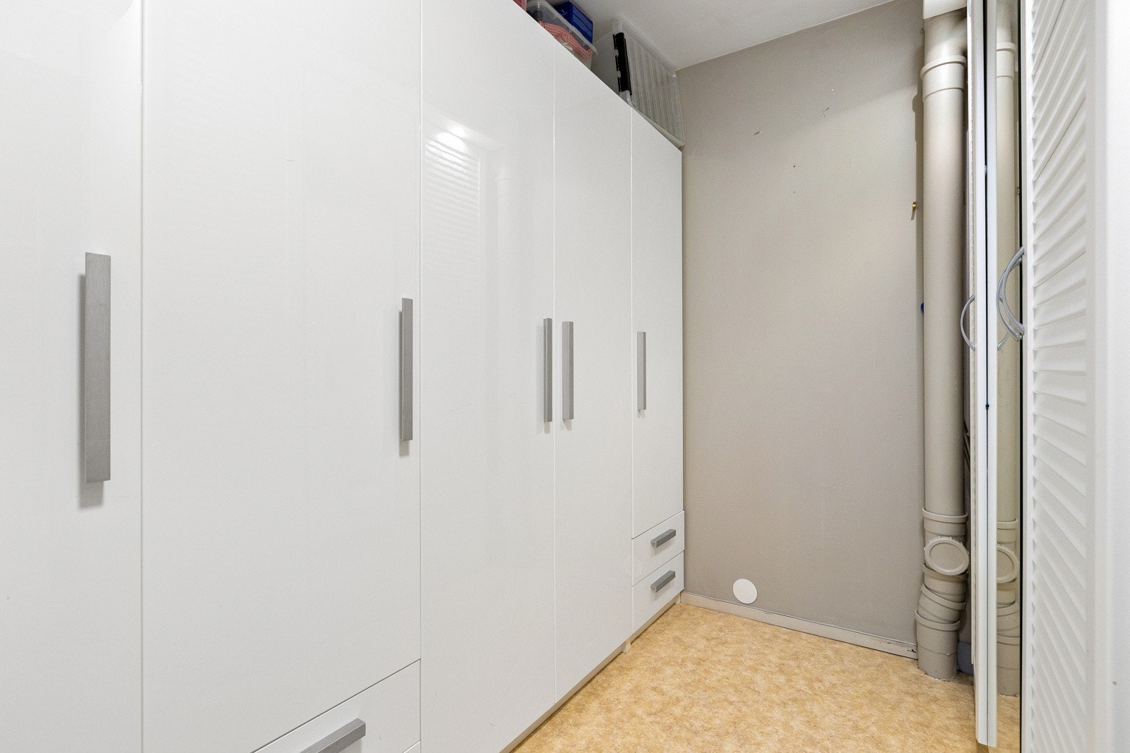 God lagringsplass i garderobe i underetasje Galleribilde