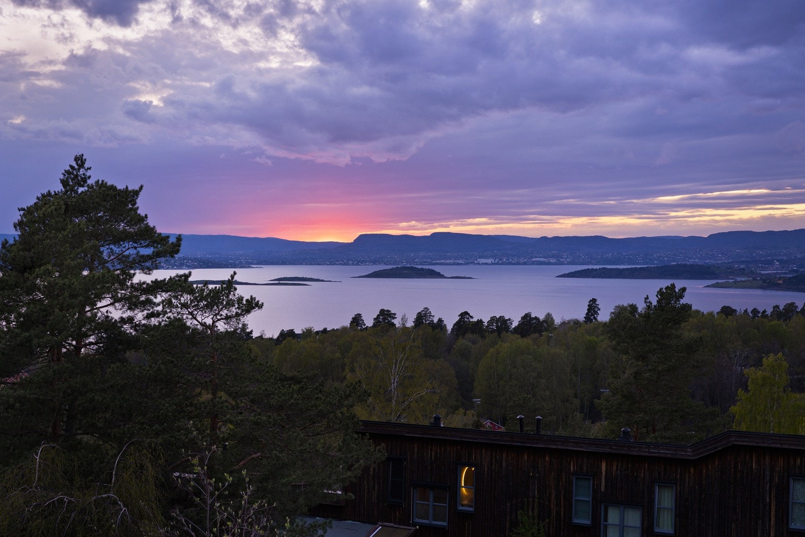 Privatmegler Anya Martinsen har gleden av å presentere Hallagerbakken 76F Galleribilde