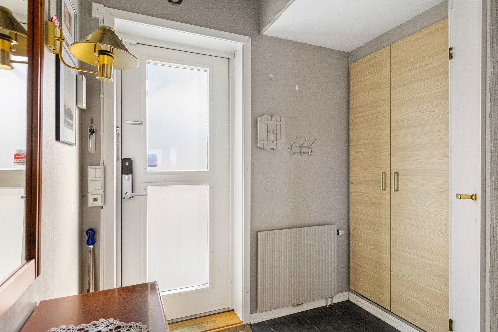 Innbydende inngangsparti med lagringsplass i innebygd garderobe Galleribilde