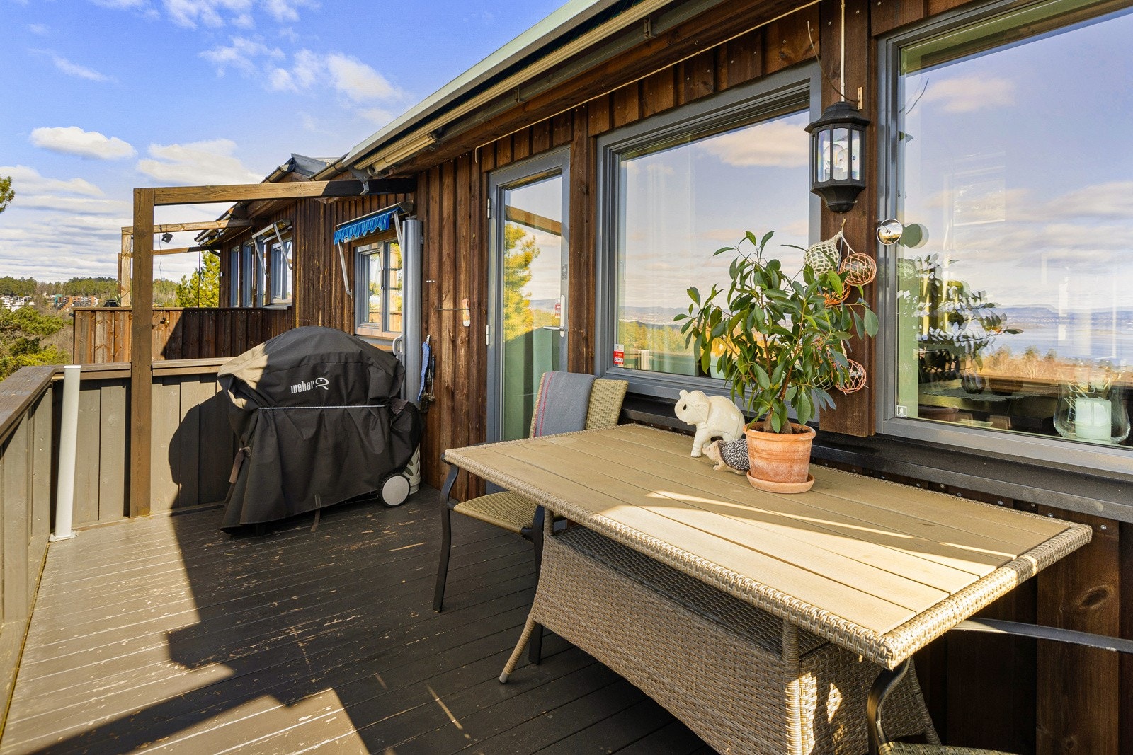 Markiser for solskjerming og lys på veggen, skjermvegg på ene siden til å dra ut Galleribilde