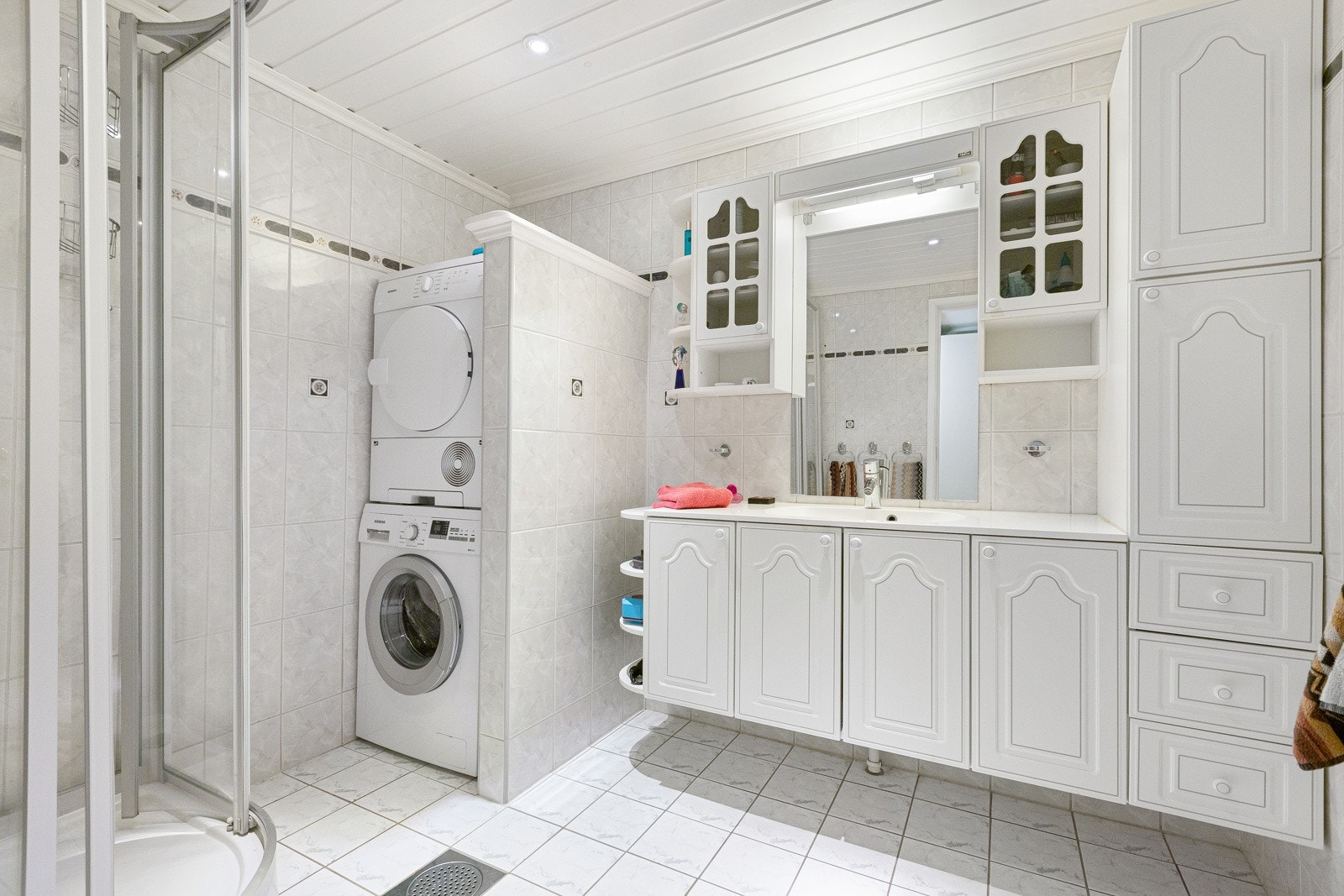 Badet er pusset opp av eier på slutten av 1980-tallet. Flislagte vegger fra gulv til tak og varmekabler i gulv Galleribilde