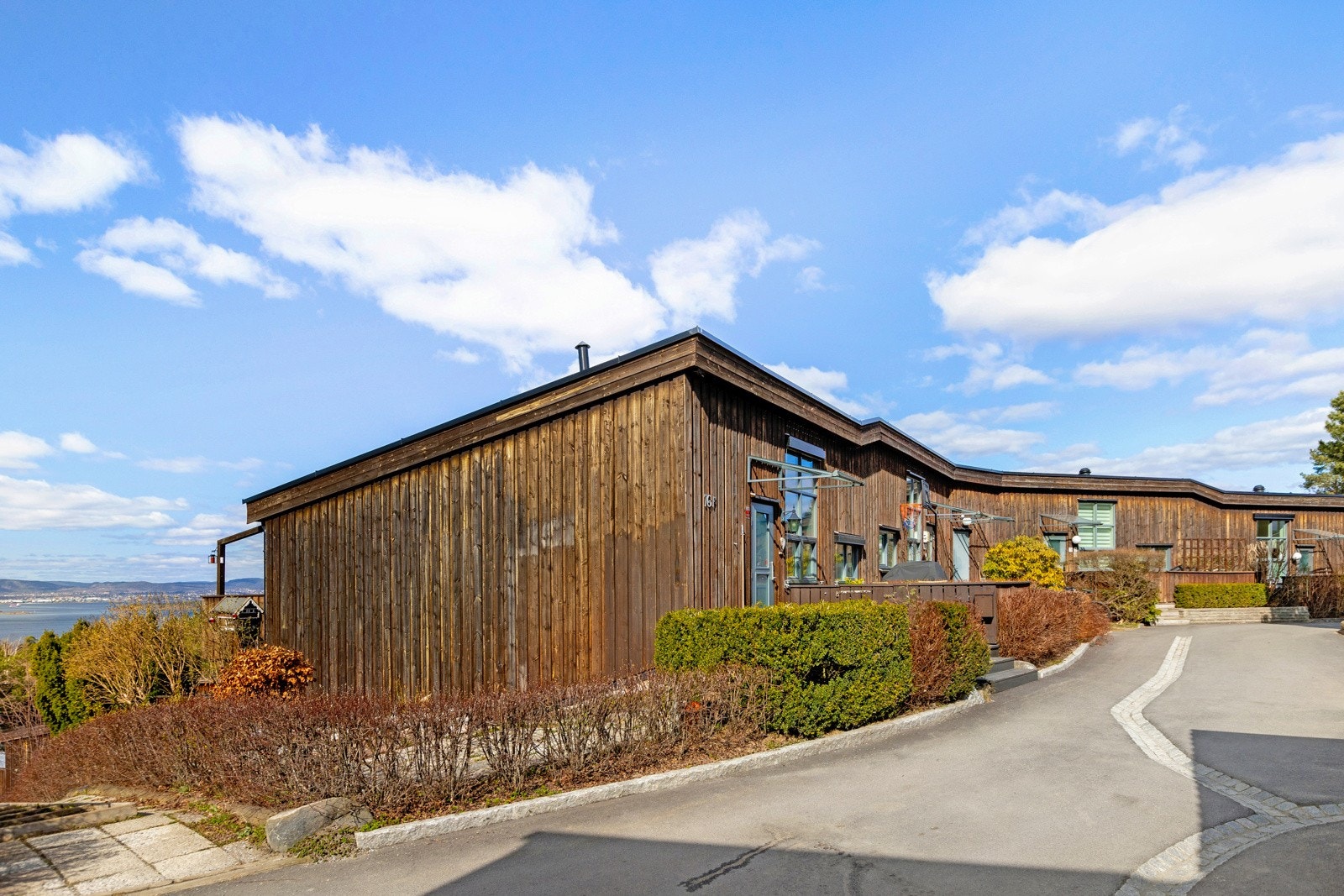 Det er utallige aktivitetsmuligheter for både store og små i nærområdet, kort kjøretur til flere badestrender som bl.a. Hvervenbukta, samtidig som det bare er en kort kjøretur/buss- og togtur til Oslo sentrum, Kolbotn og Ski Galleribilde