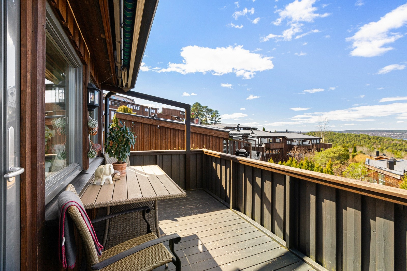 Balkongen har god plass til utemøblement Galleribilde